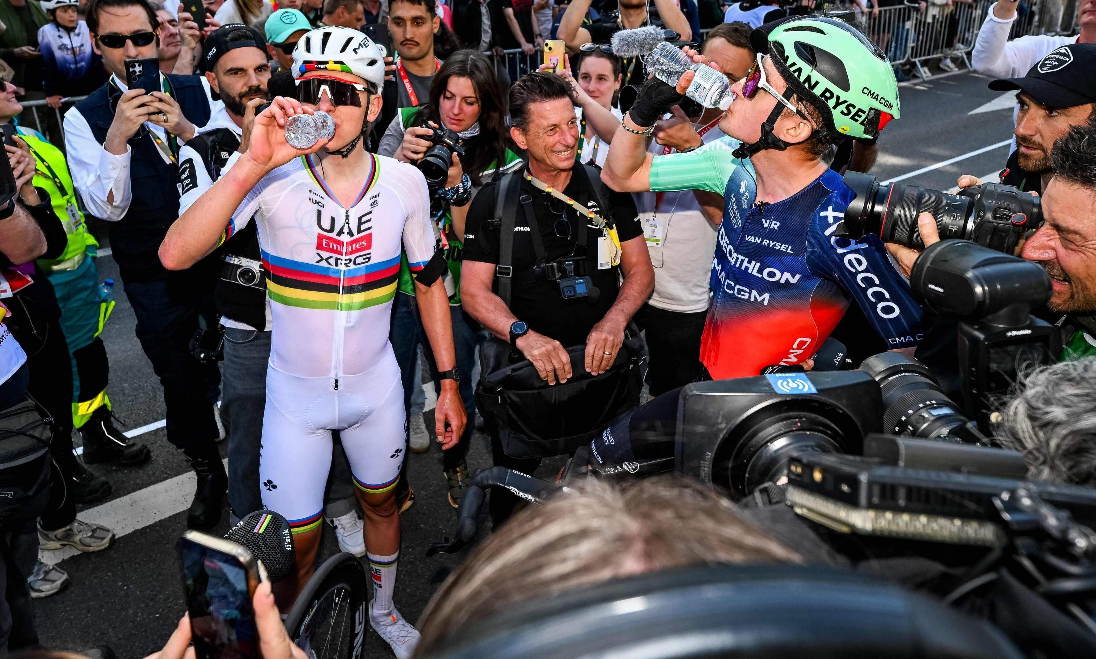 Tadej Pogacar zet supertalent Paul Seixas (19) met beide benen terug op aarde: ’Voor mij wordt het lastiger’