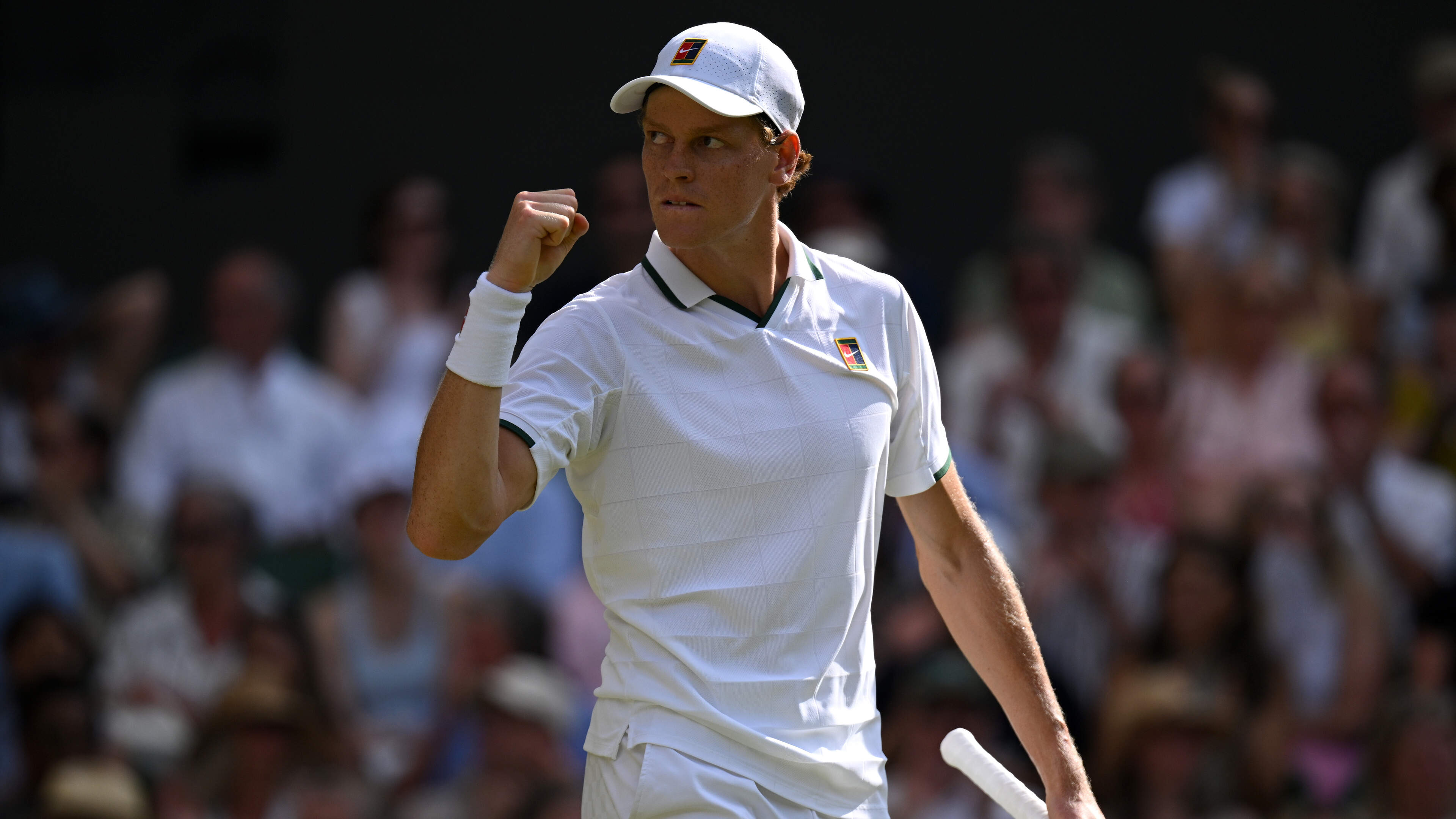 Titelverdediger Jannik Sinner pijnigt Novak Djokovic en treft Alexander Zverev in finale Wimbledon