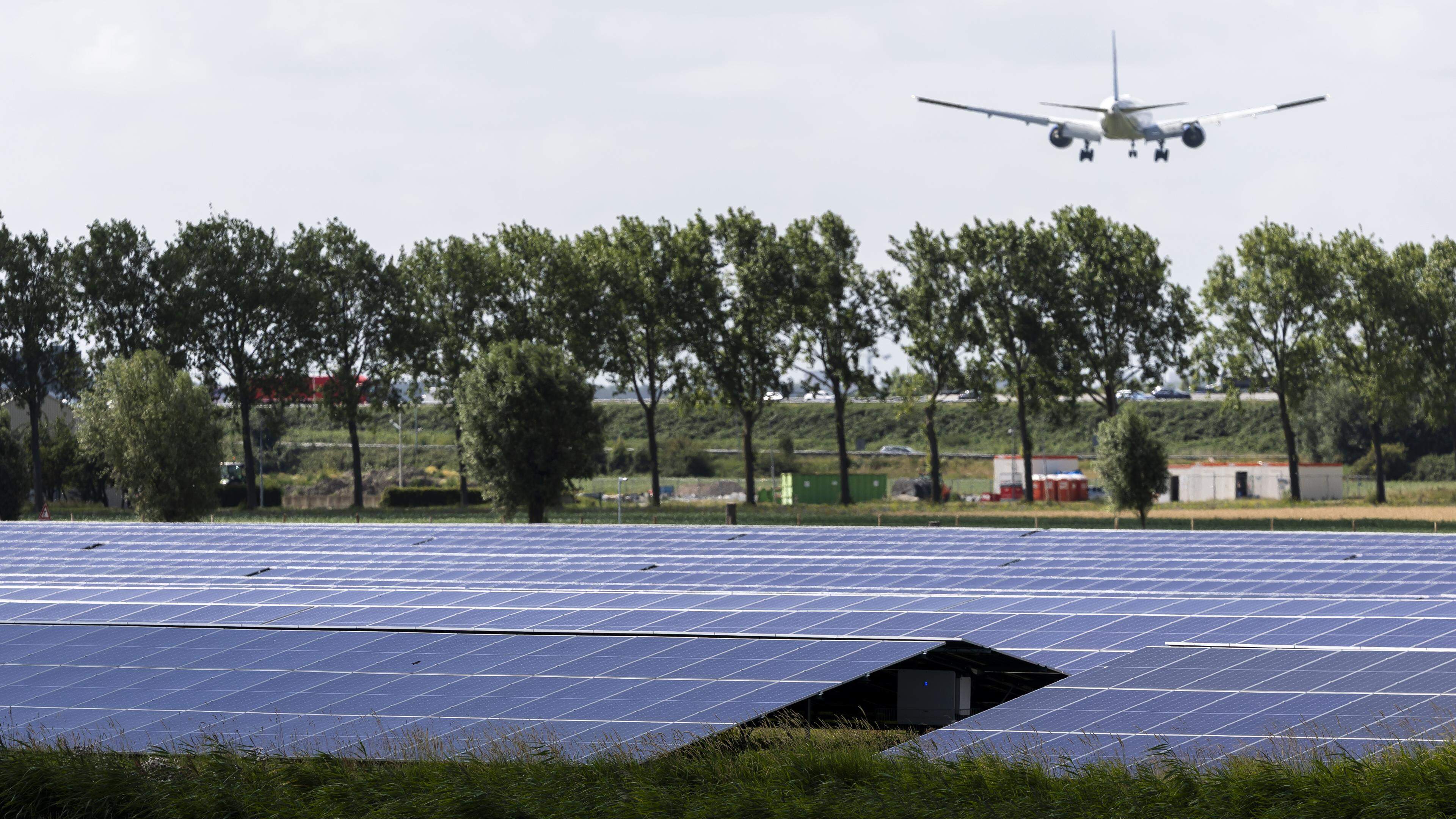 ’Vlieghinder door zonneparken bij Schiphol was te voorspellen’