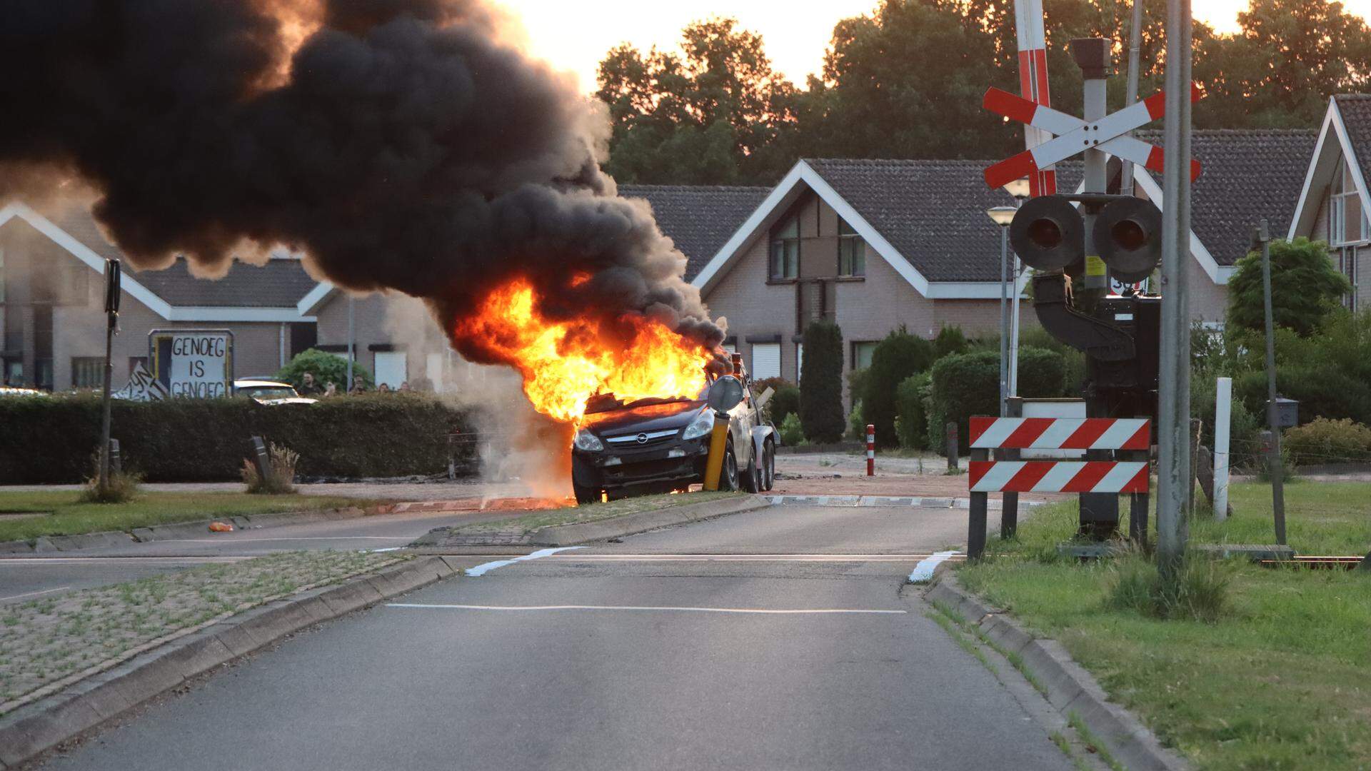 Burgemeester Renze Bergsma heeft hiertoe besloten nadat er de afgelopen tijd incidenten waren rond de komst van veertien alleenstaande meisjes die als statushouders huisvesting krijgen in de wijk.