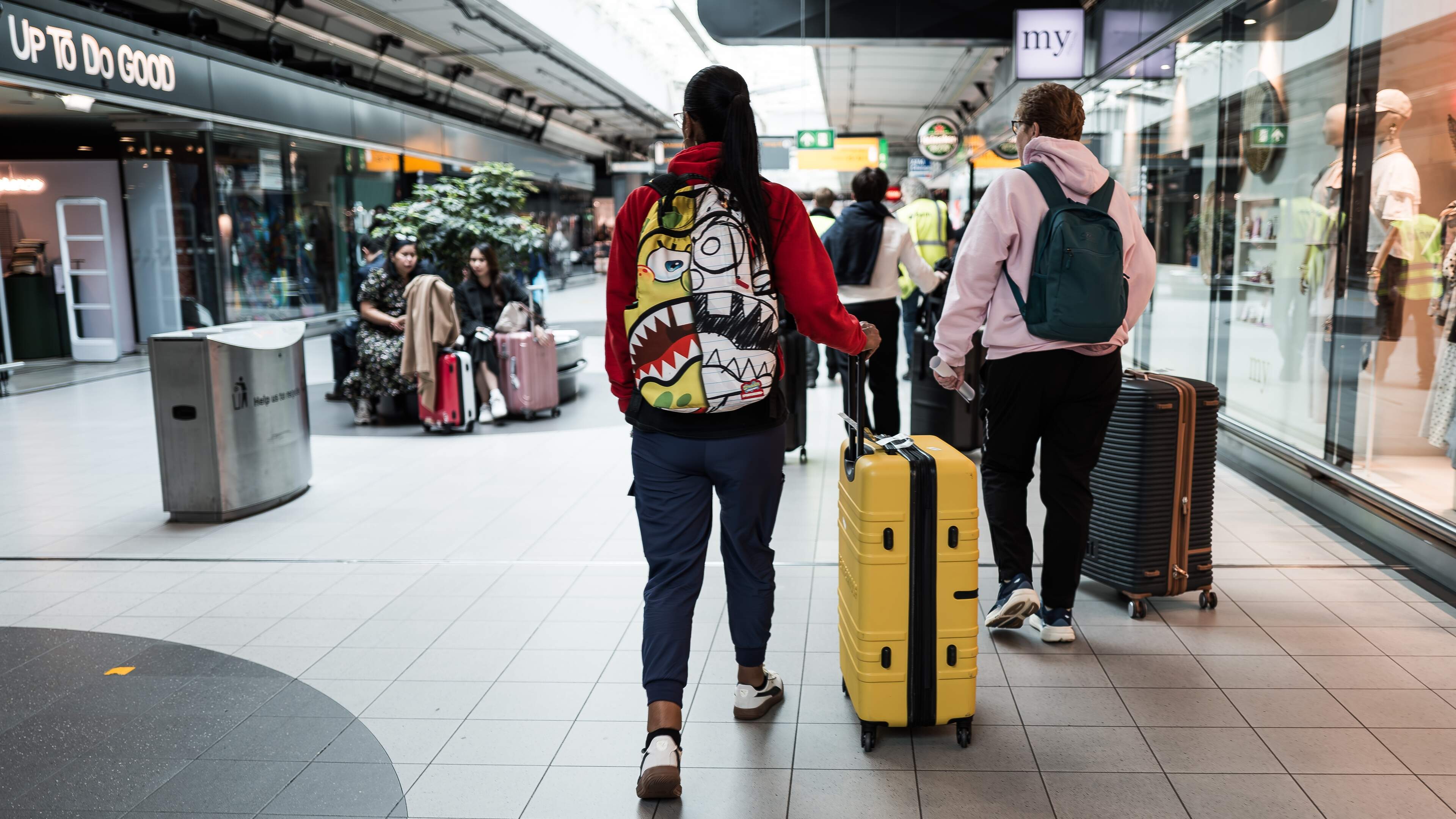 Schiphol zet algoritme in jacht op koffers vol sigaretten: smokkel vast verdienmodel criminelen