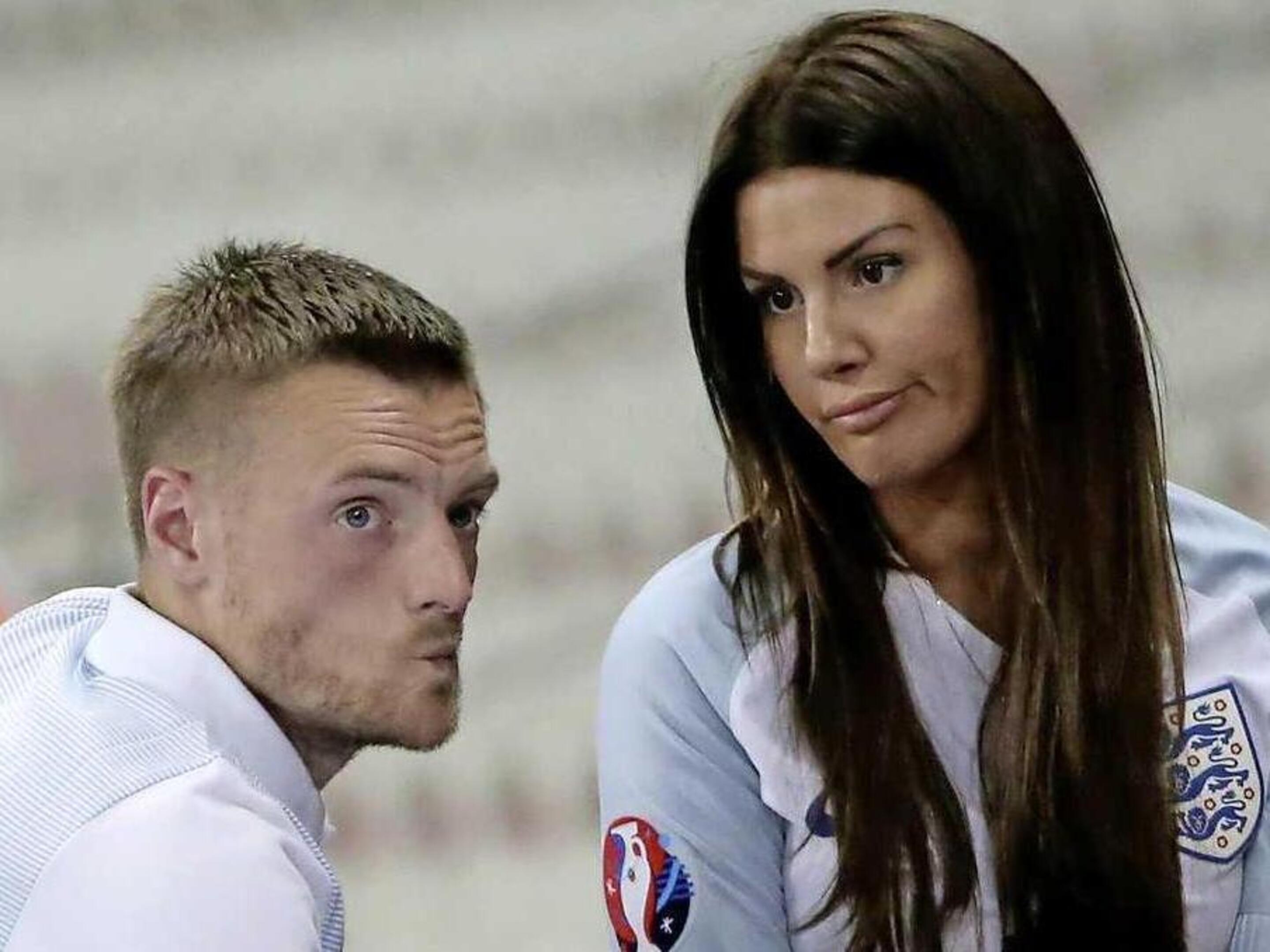 Rebekah Vardy huilend terug in Engeland na rel met Rooney | De Telegraaf