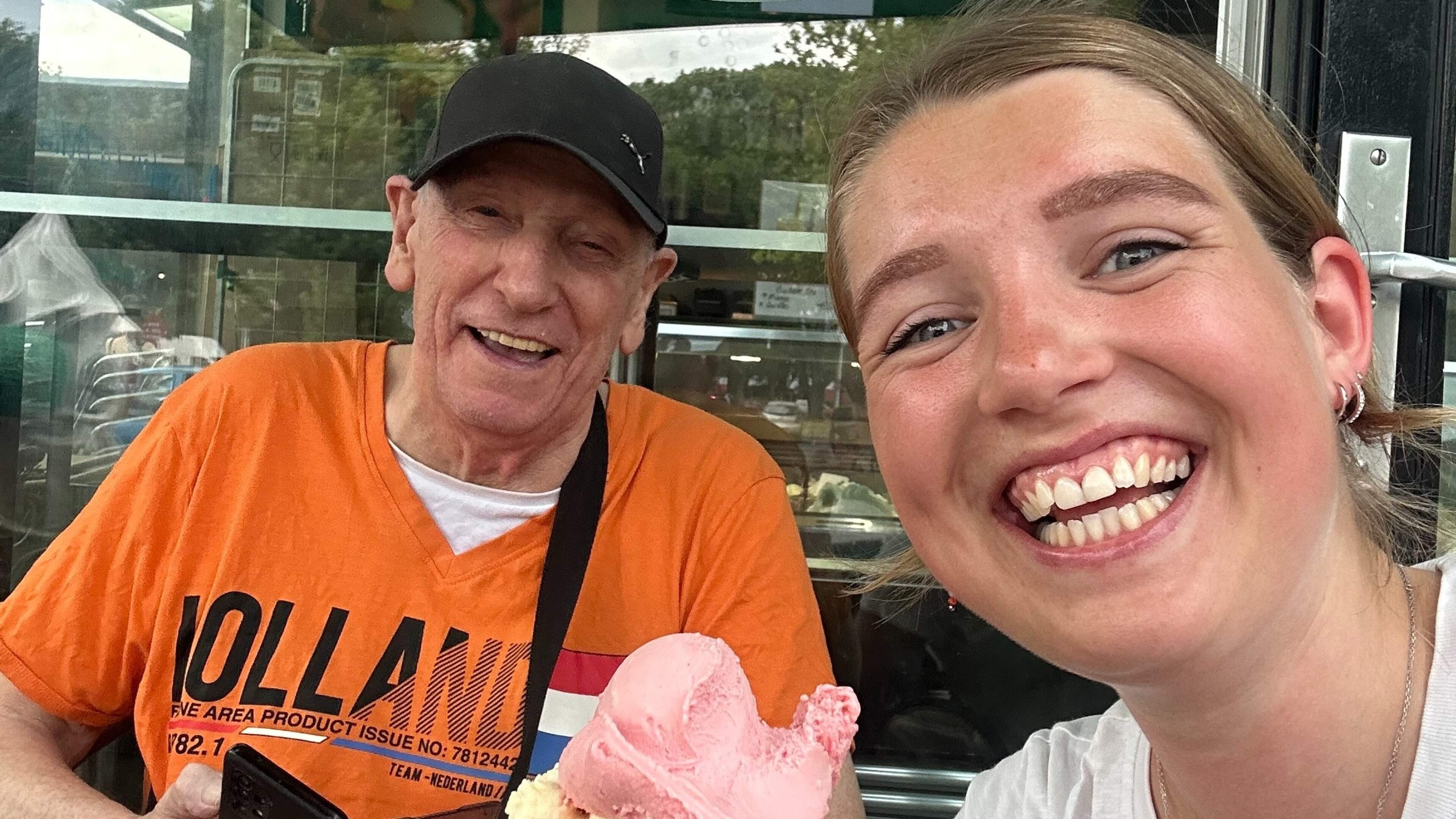 Vrijwilliger Yara (25) is dikke maatjes met Joop (85): ’Het voelt alsof ik er een adoptieopa bij heb gekregen’