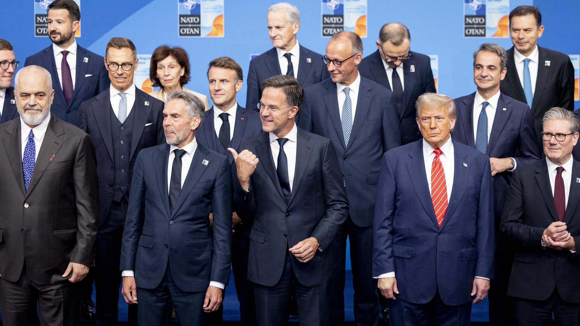 DEN HAAG - NAVO-chef Mark Rutte samen met de Nederlandse demissionair minister-president Dick Schoof en de Amerikaanse president Donald Trump tijdens de familiefoto van de NAVO-top in het het World Forum. Nederland is, voor het eerst in de bestaansgeschiedenis van de NAVO, gastland voor een NAVO-top. ANP ROBIN VAN LONKHUIJSEN