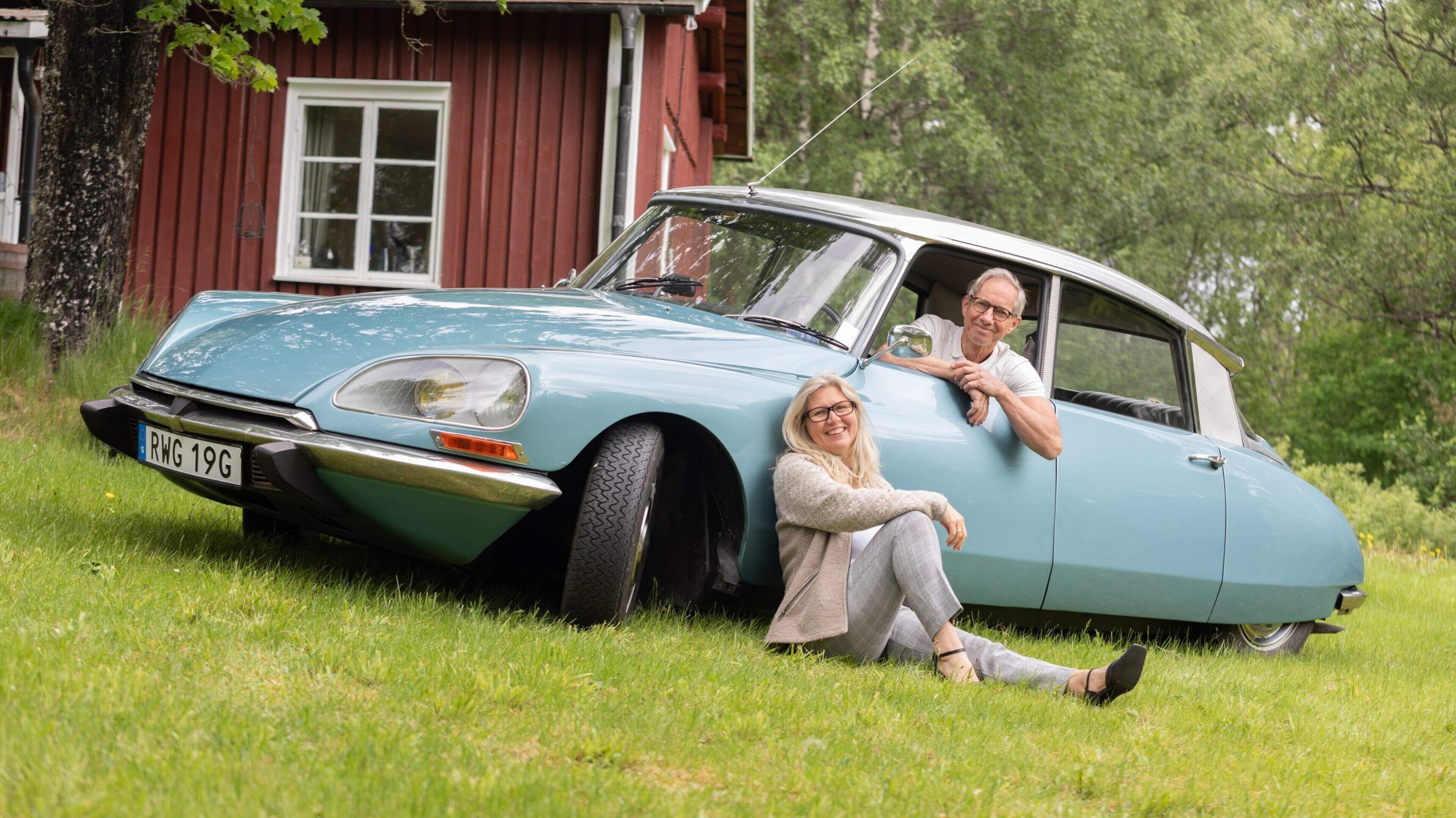 Jan (68) en Grietje (54) rijden nog altijd in hun 56 jaar oude Citroën DS naar Zweden: ’Dit is geen gewone auto’