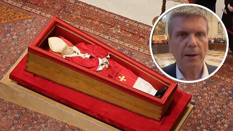 Zo nemen duizenden mensen afscheid van paus Franciscus | De Telegraaf