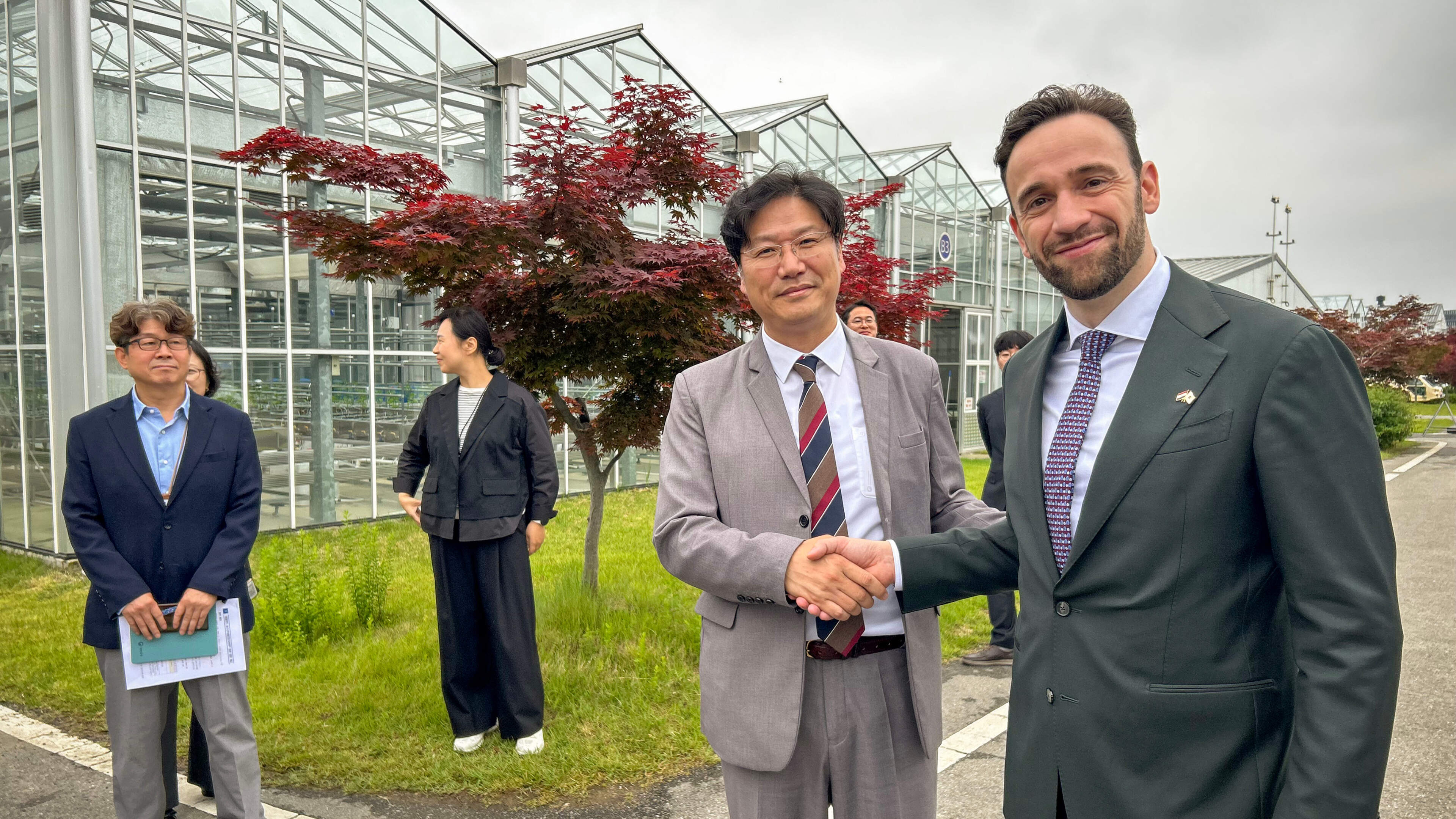 Staatssecretaris Erkens 9Landbouw) in Korea: ’Ze kijken hier stikjaloers naar onze boeren’