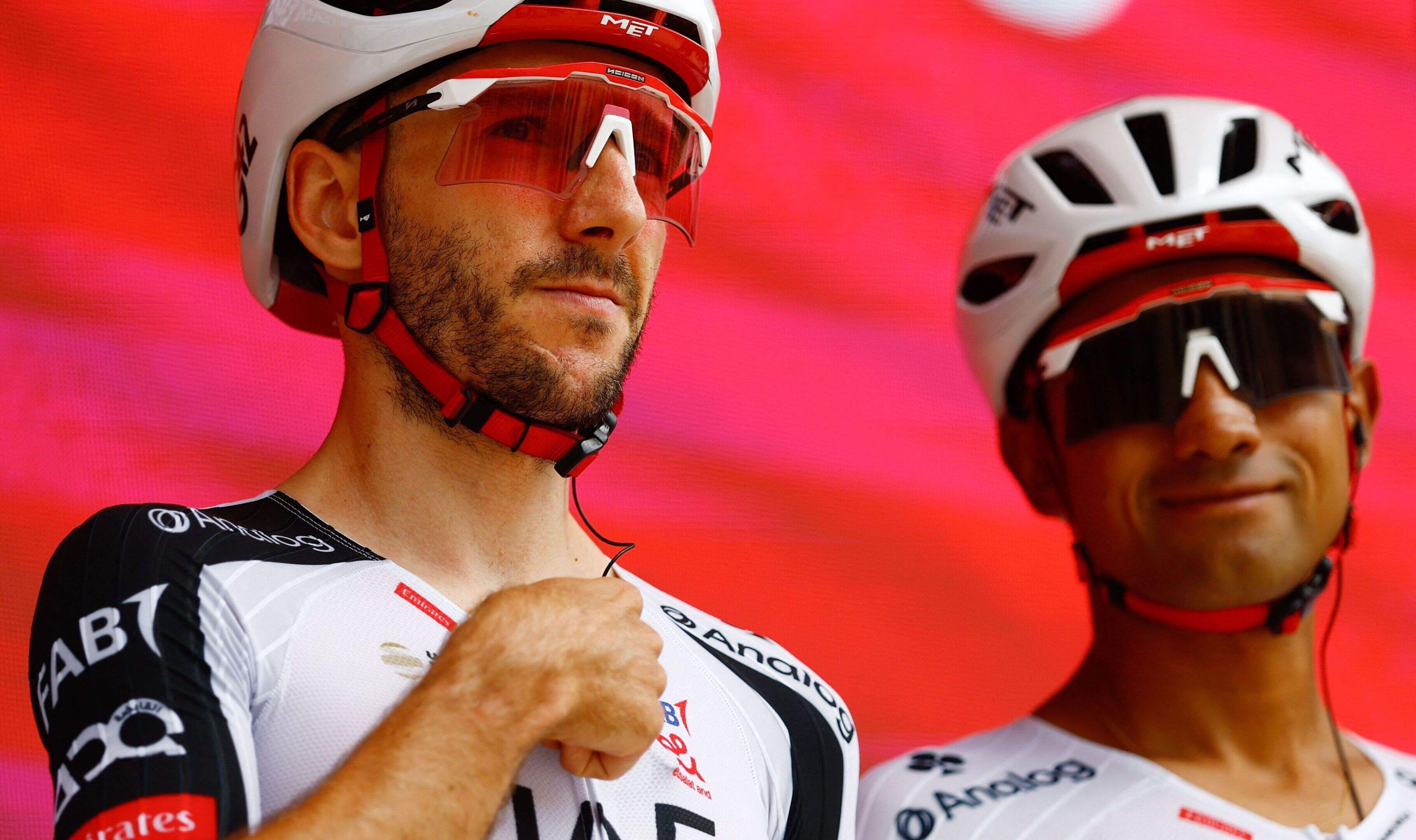 LIVE Giro d’Italia: koers hervat na gigaval; broek Wilco Kelderman aan flarden, Adam Yates onder de modder