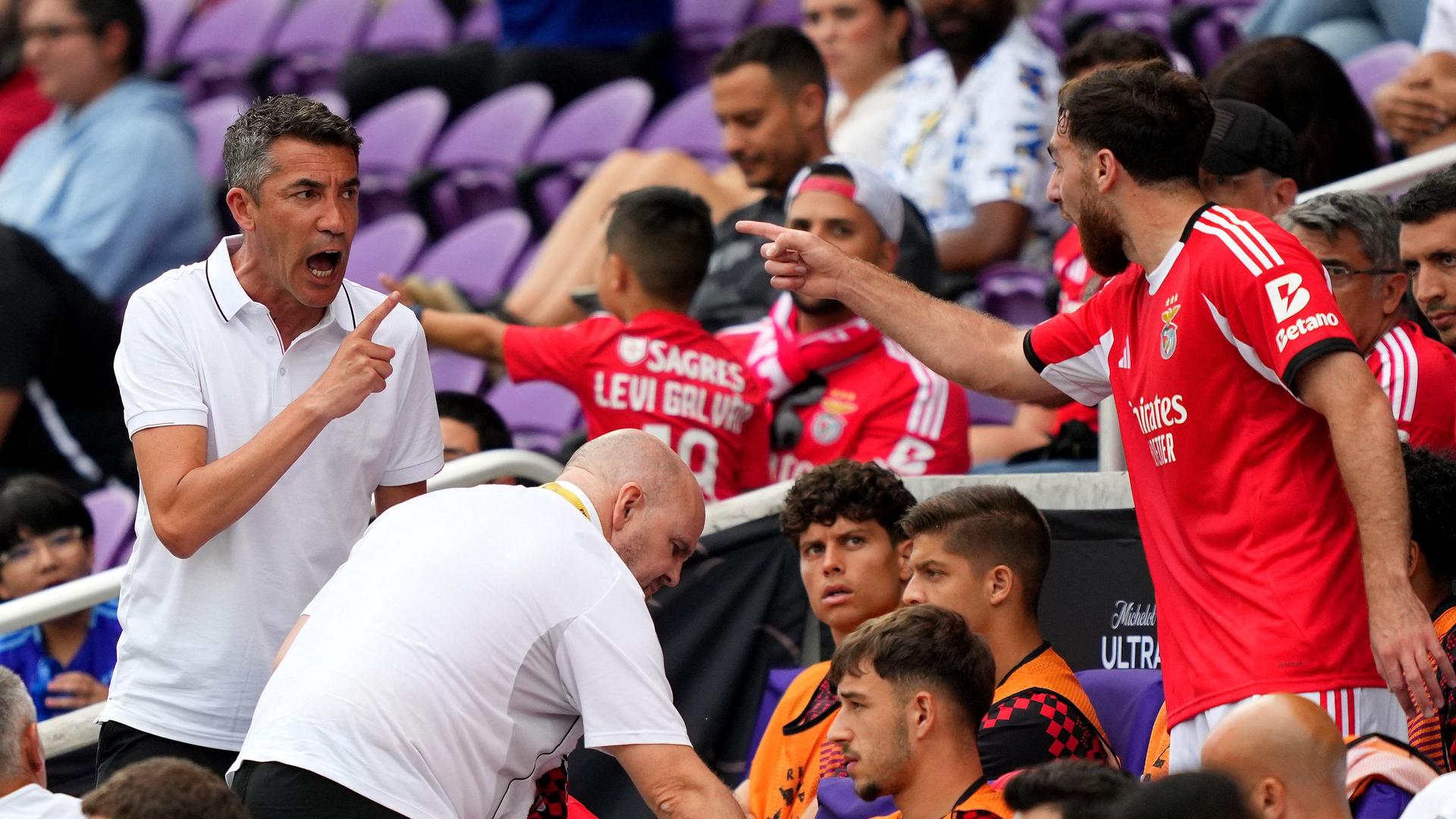 Bruno Lage en Orkun Kökcü hebben het met elkaar aan de stok. 