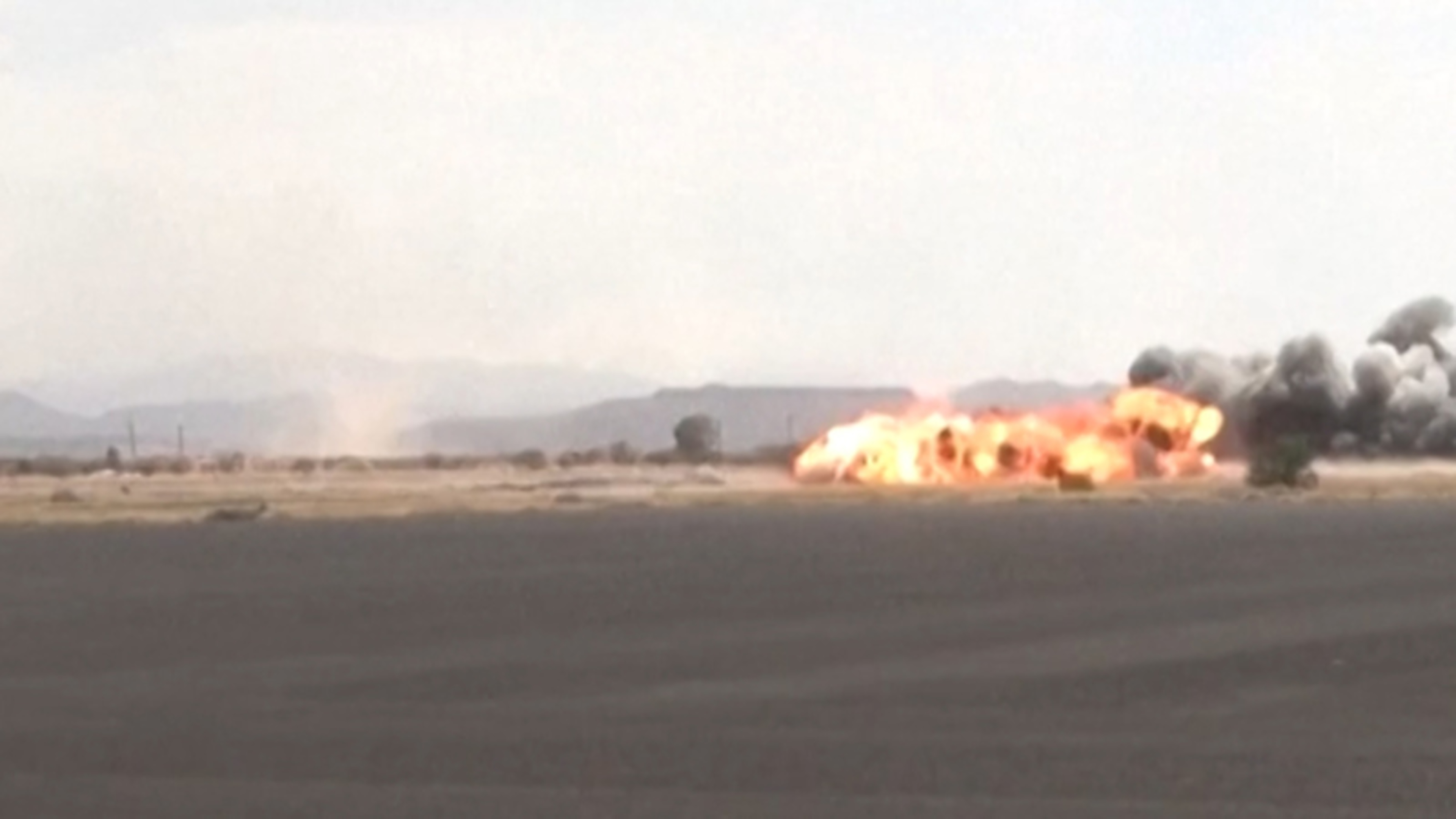 Raketinslagen bij Sanaa International Airport in Jemen gefilmd