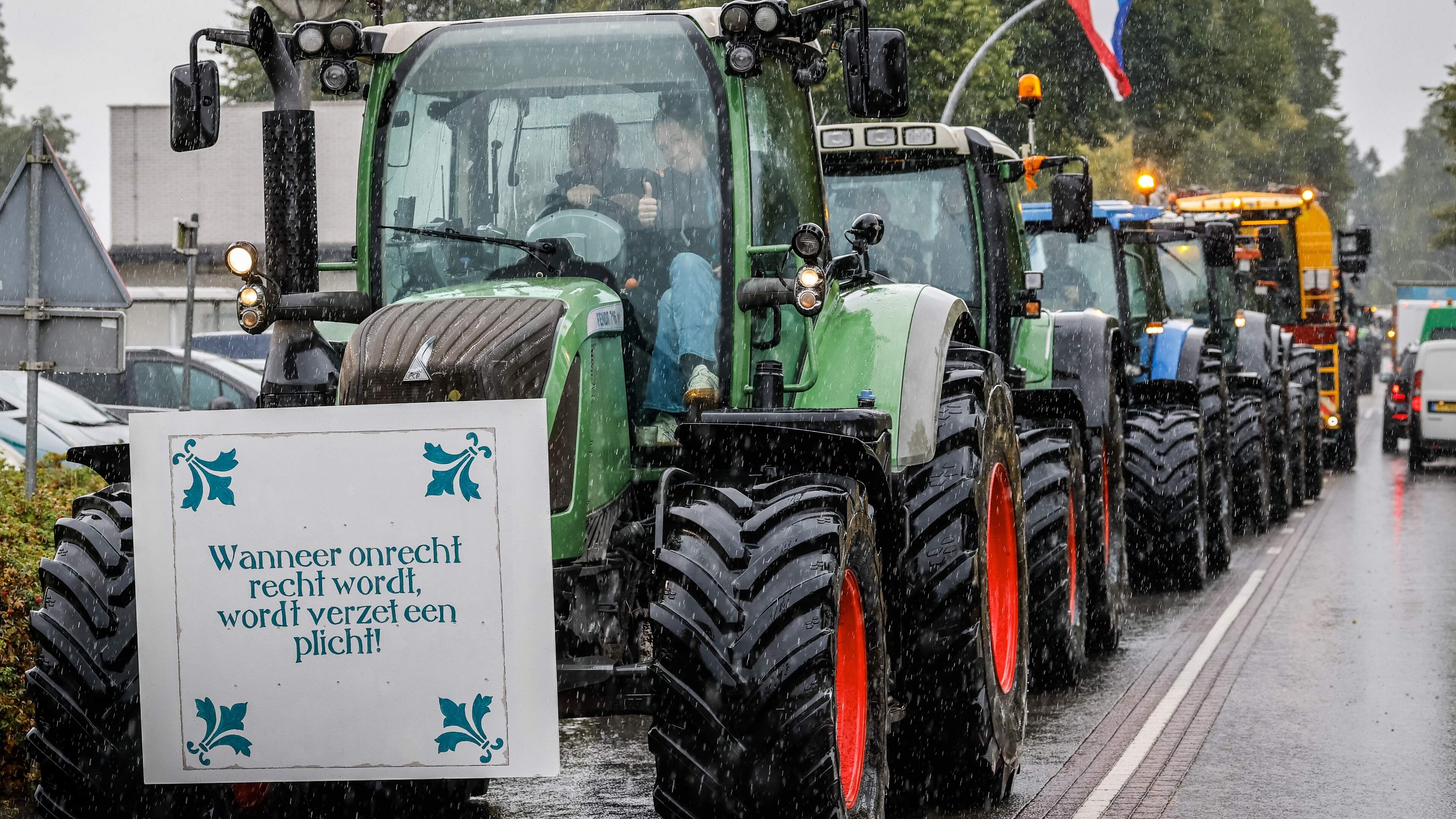 LIVE | Burgemeester Westerveld weigert brief Drents boerenprotest te ondertekenen, stikstofmars zet zich voort