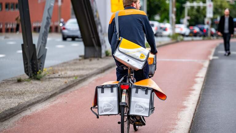 Groningen - Een postbode van PostNL. ANP / Hollandse Hoogte Venema Media