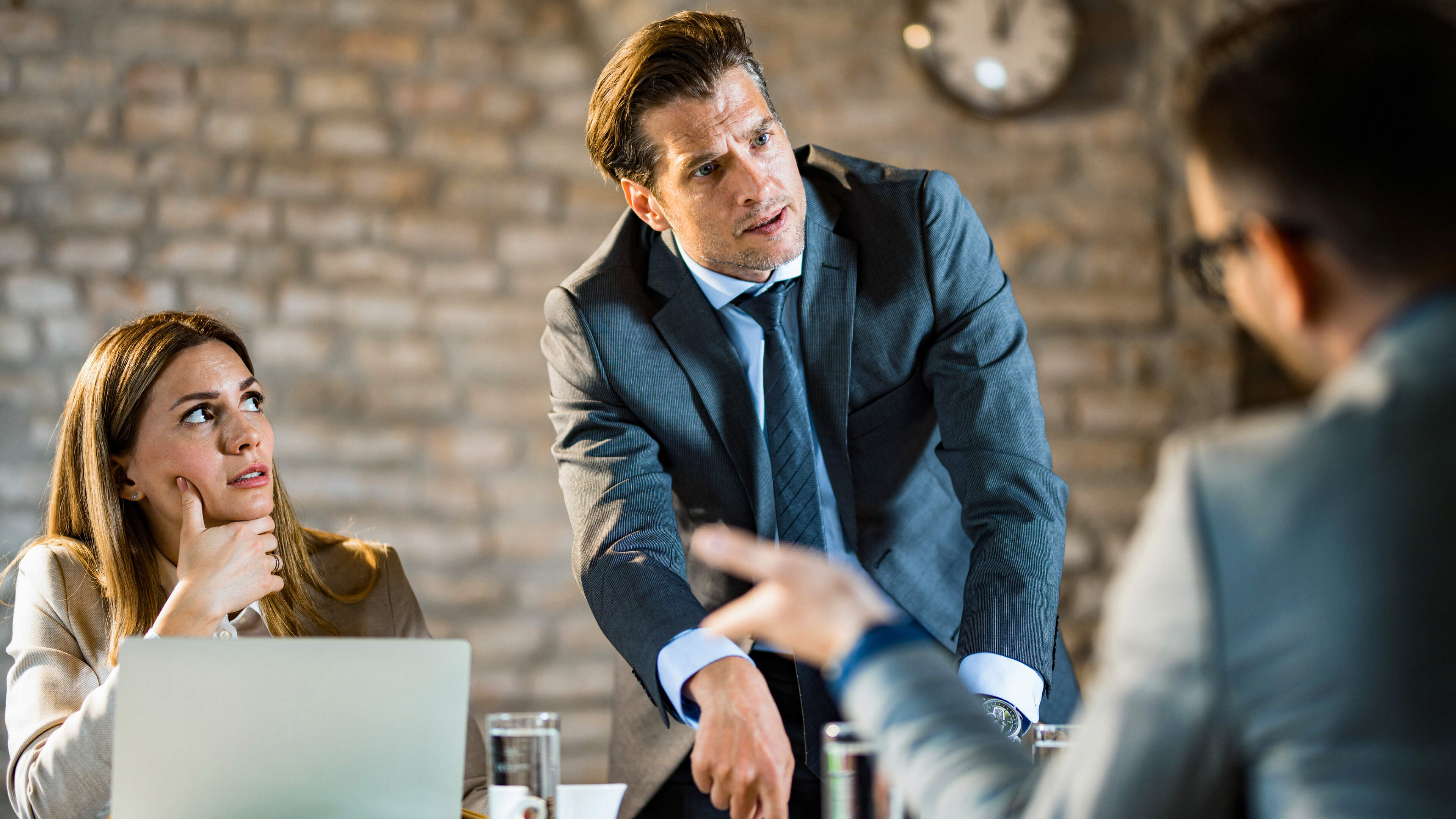 Man krijgt nieuwe directeur, die hem al bij kennismaking wil ontslaan: werkgever moet mogelijk half miljoen euro betalen