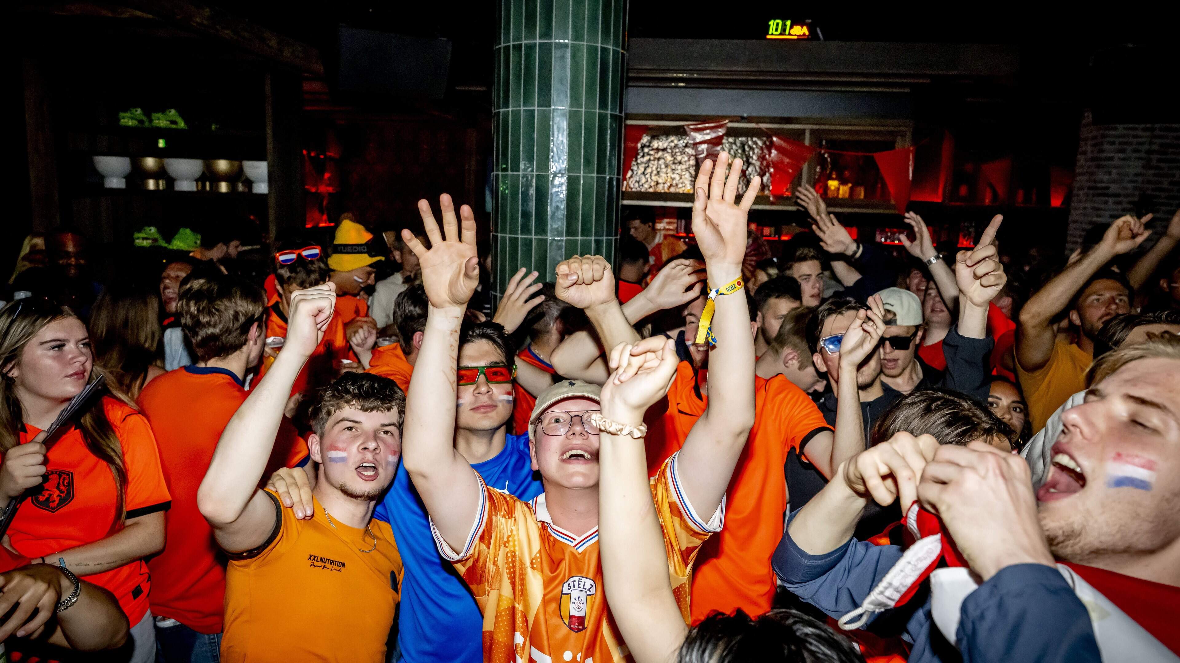 LIVE | Feest in grote steden tijdens wedstrijd Nederland-Marokko, politie in groten getale aanwezig