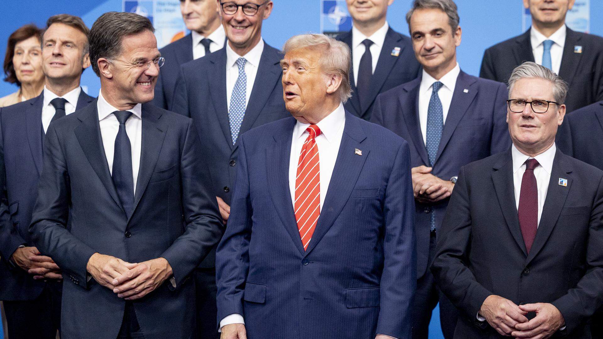DEN HAAG - NAVO-chef Mark Rutte samen met de Amerikaanse president Donald Trump tijdens een groepsfoto in het World Forum voor de NAVO-top. Nederland is, voor het eerst in de bestaansgeschiedenis van de NAVO, gastland voor een NAVO-top. ANP KOEN VAN WEEL