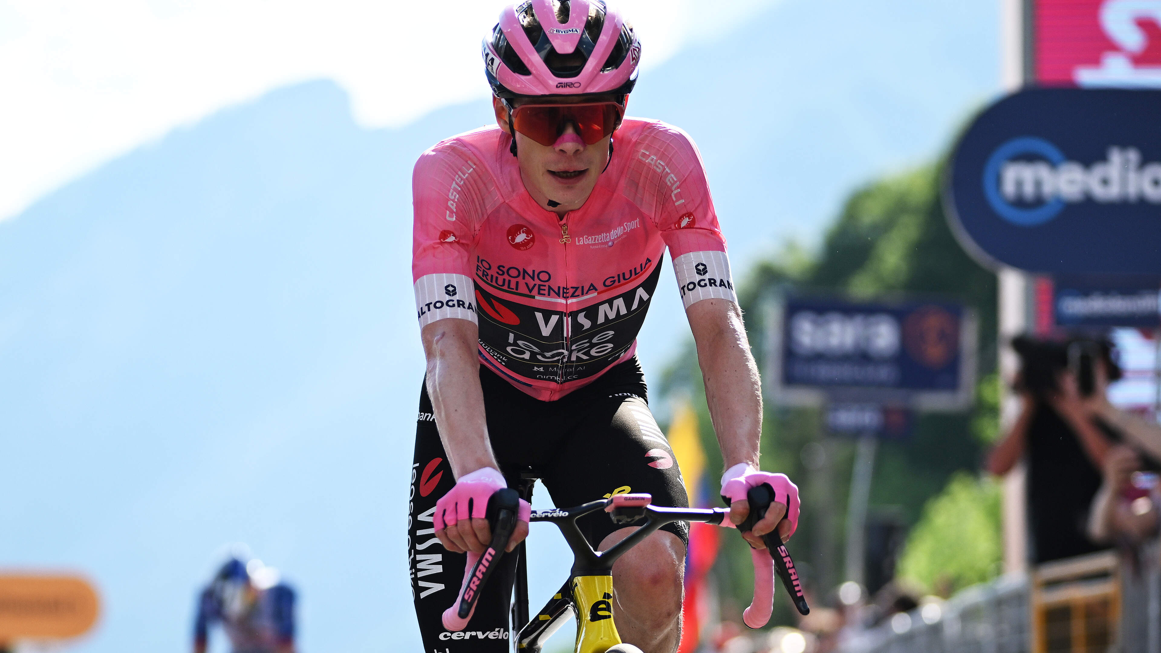 LIVE Giro d’Italia: groepje van vijf renners ontsnapt in pittige bergetappe, laatste kans op podium voor Thymen Arensman