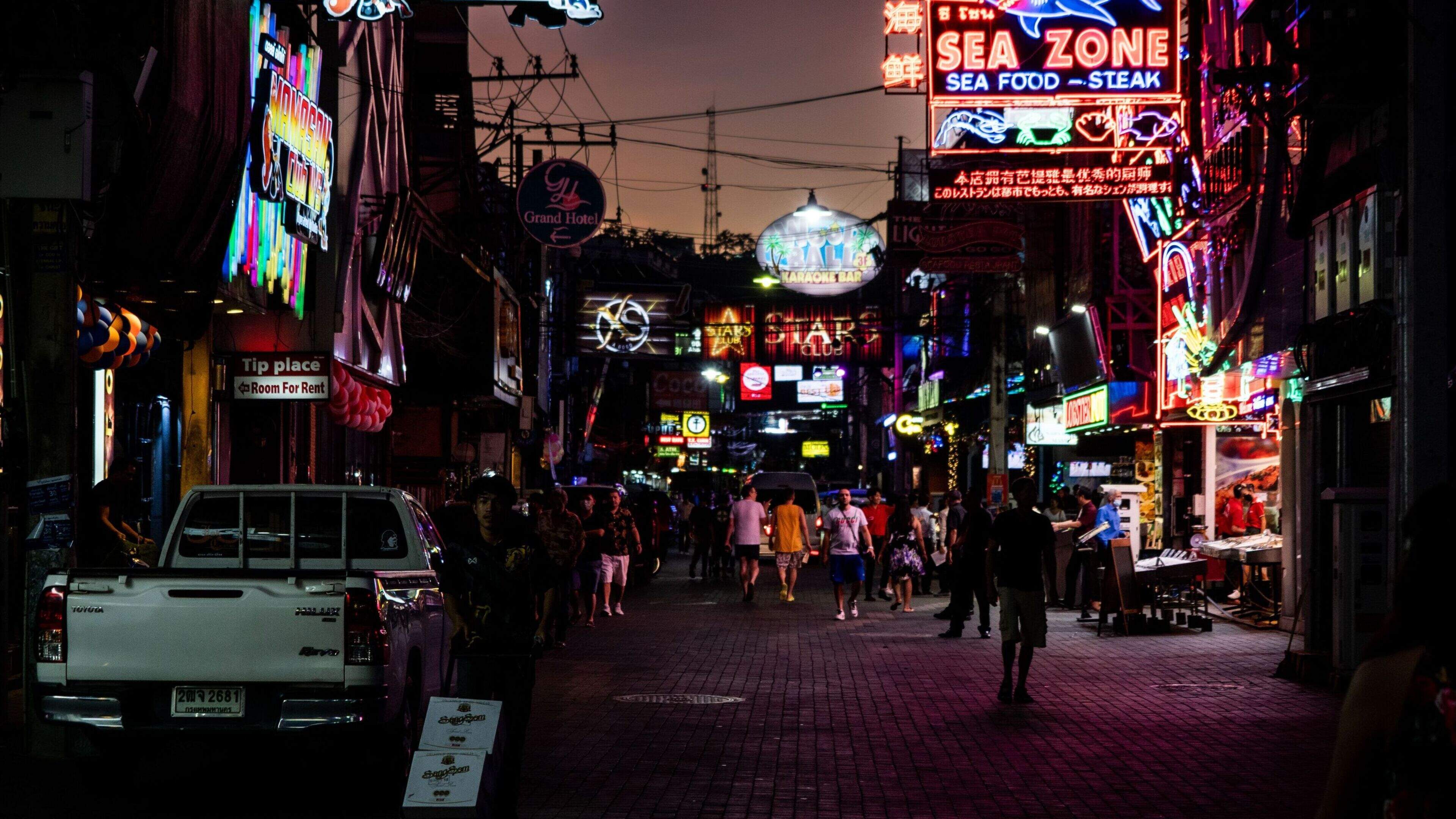 Nederlander hevig bloedend op wegdek in Thais Pattaya na verkeersongeluk: met spoed naar ziekenhuis