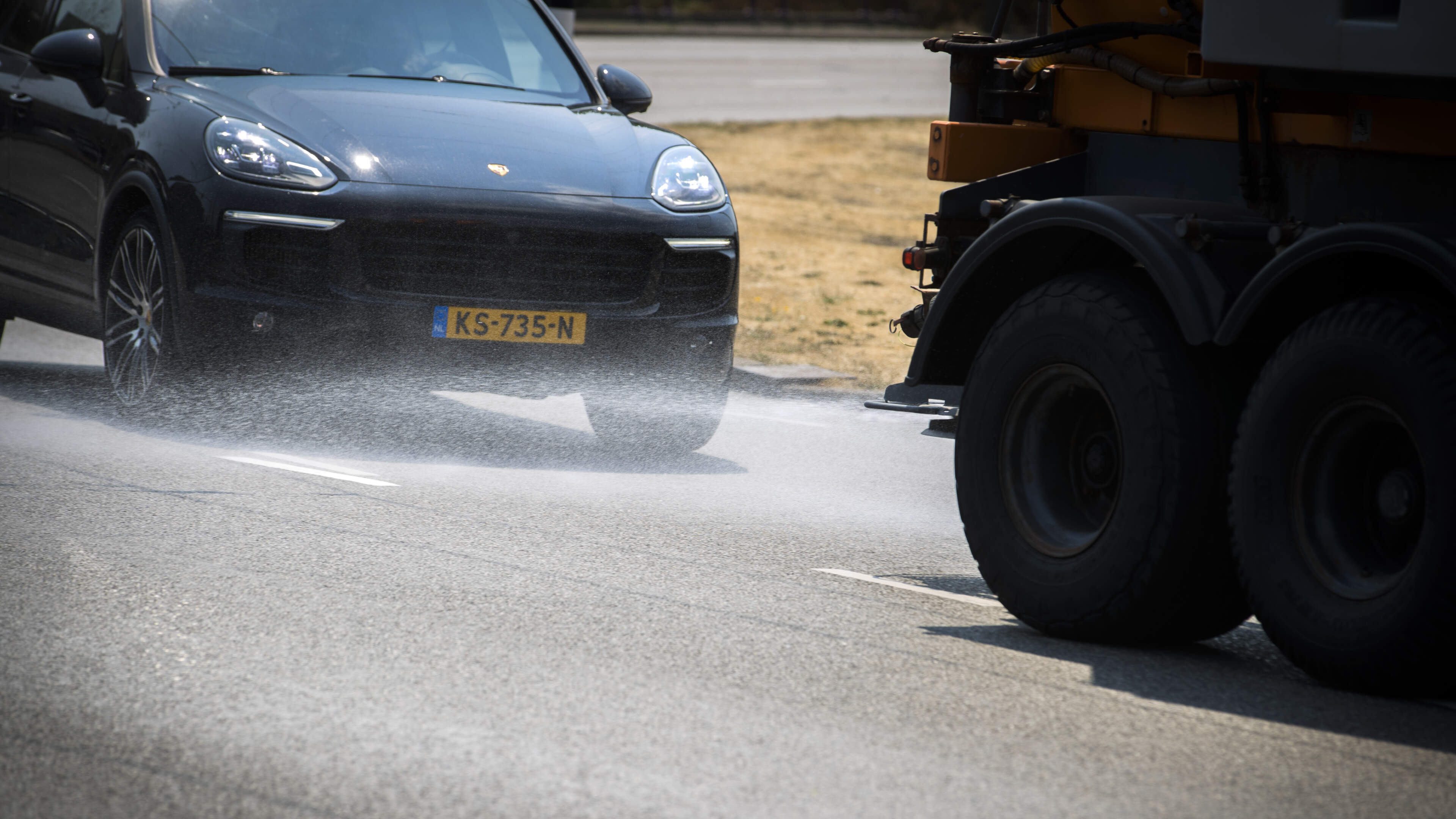 Strooiwagen bij 35 graden? Hierom ligt er nu ook zout op de weg
