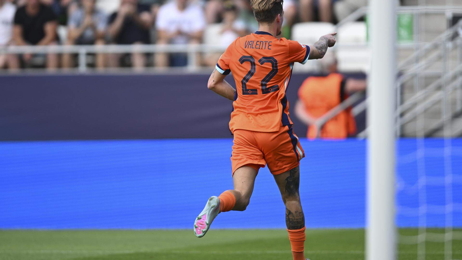 Luciano Valente juicht na de 1-0.