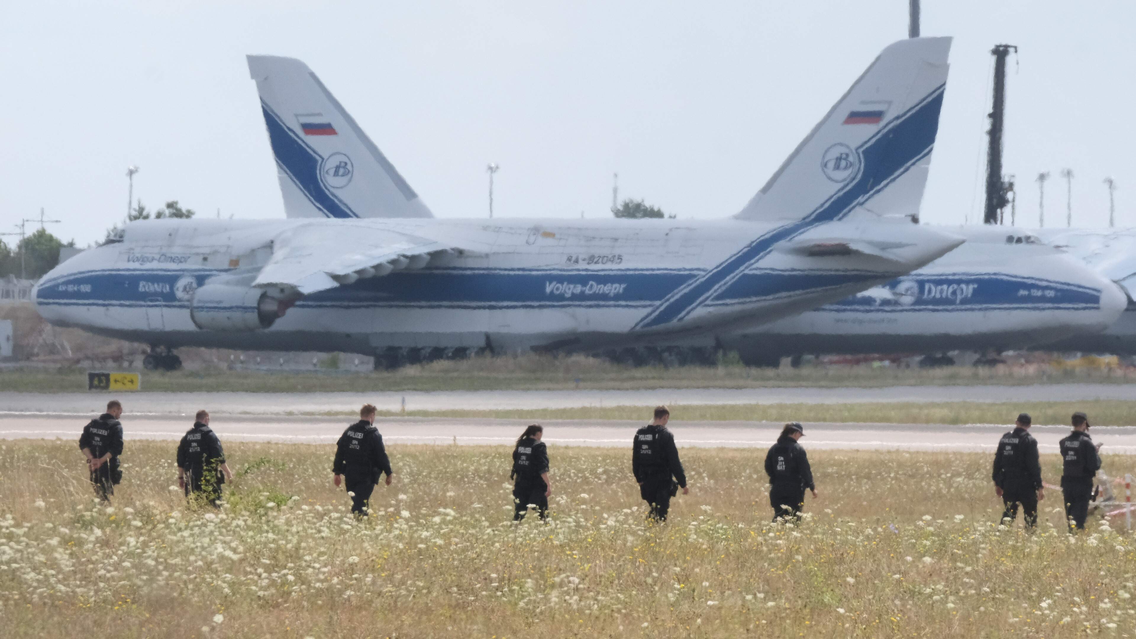 ’Aanslag op vliegveld Leipzig was start Russische sabotagecampagne waar Poetin persoonlijk bevel toe gaf’