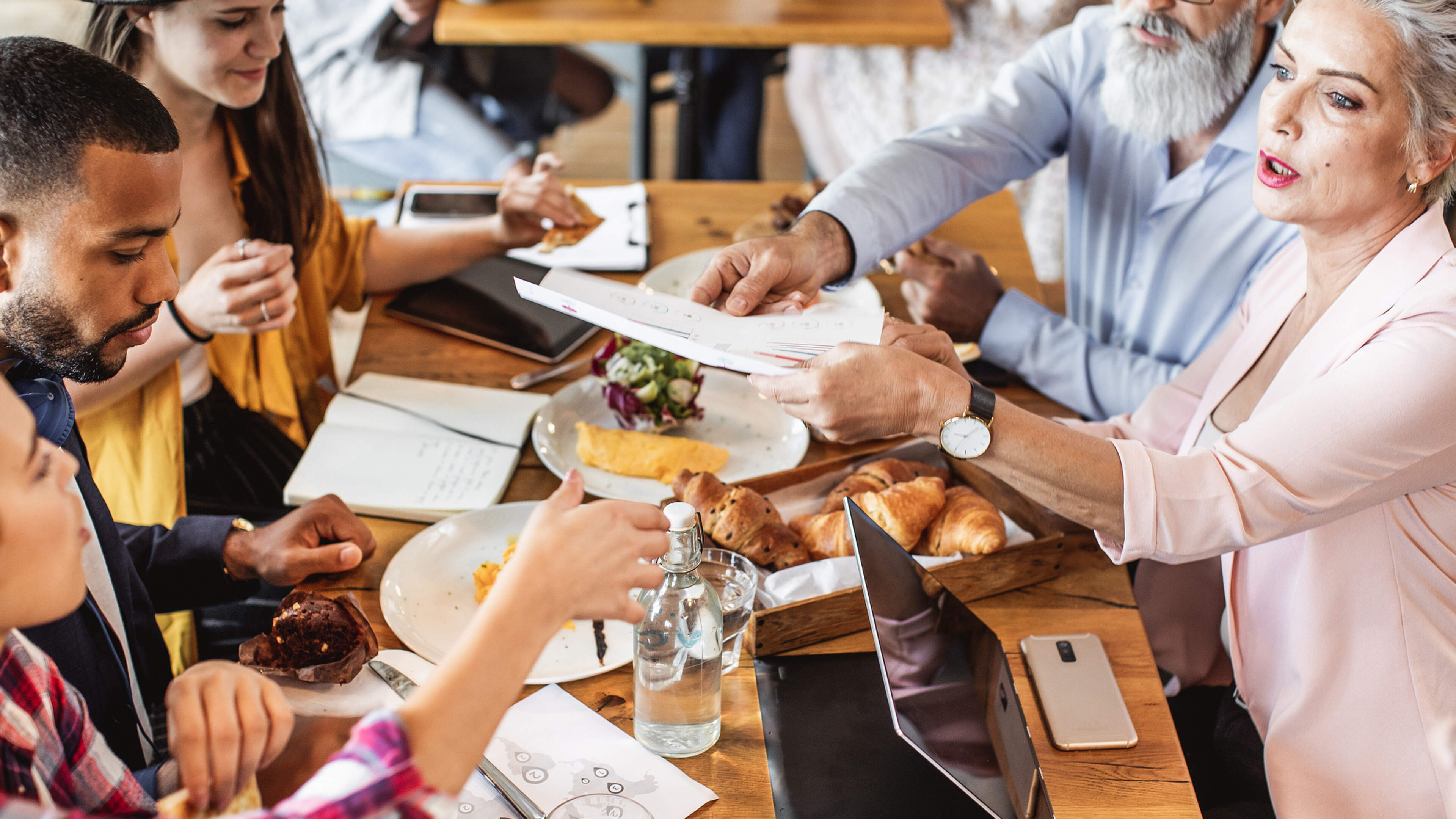 Overprikkeld door eetgeluiden of de overvolle kantoortuin: zijn we niet allemaal ’een beetje autistisch?’