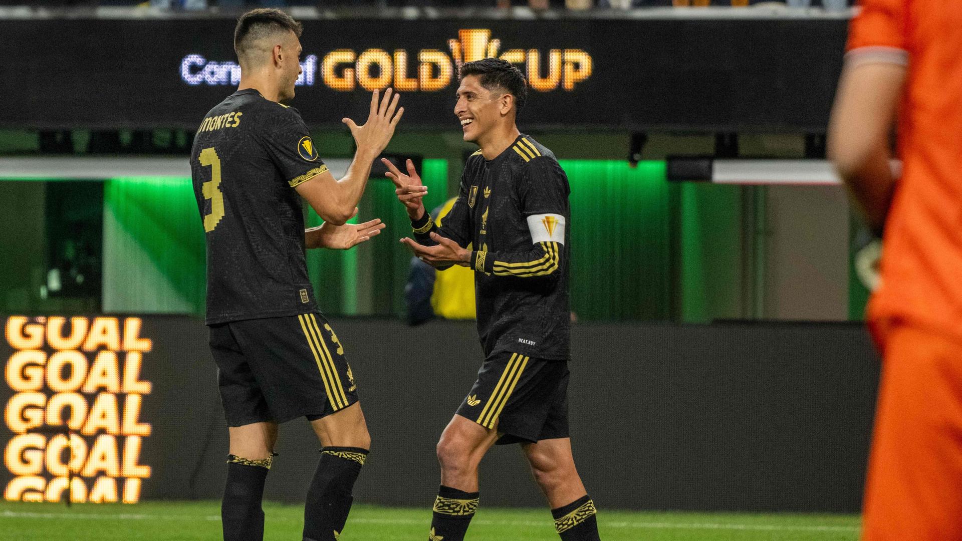 Edson Alvarez (r.) krijgt de felicitaties van ploeggenoot Cesar Montes.