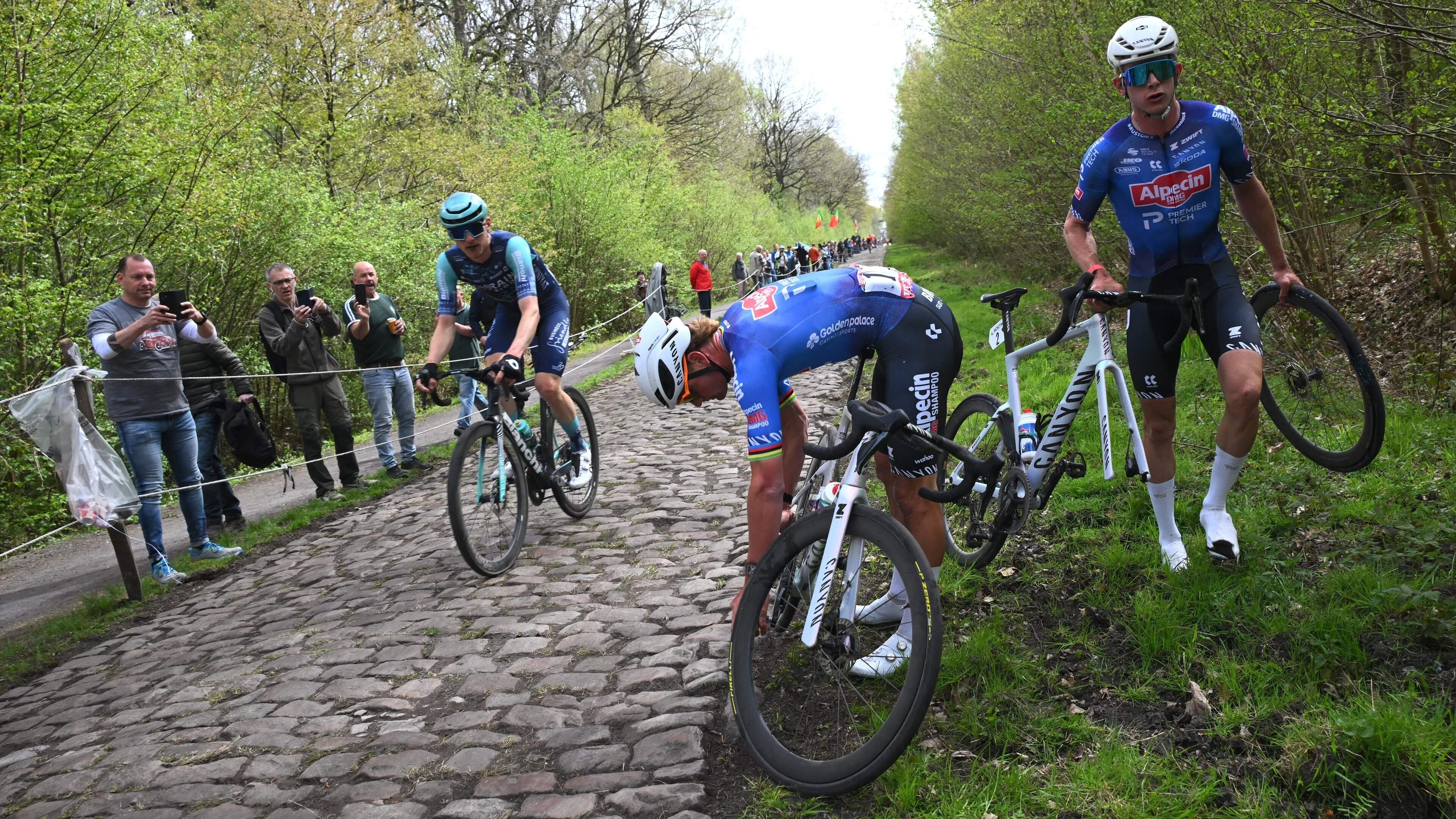Ploegbaas van Mathieu van der Poel baalt van ’pedaalblunder’ in Parijs-Roubaix: ’Het is voor deze race heel stom geweest’
