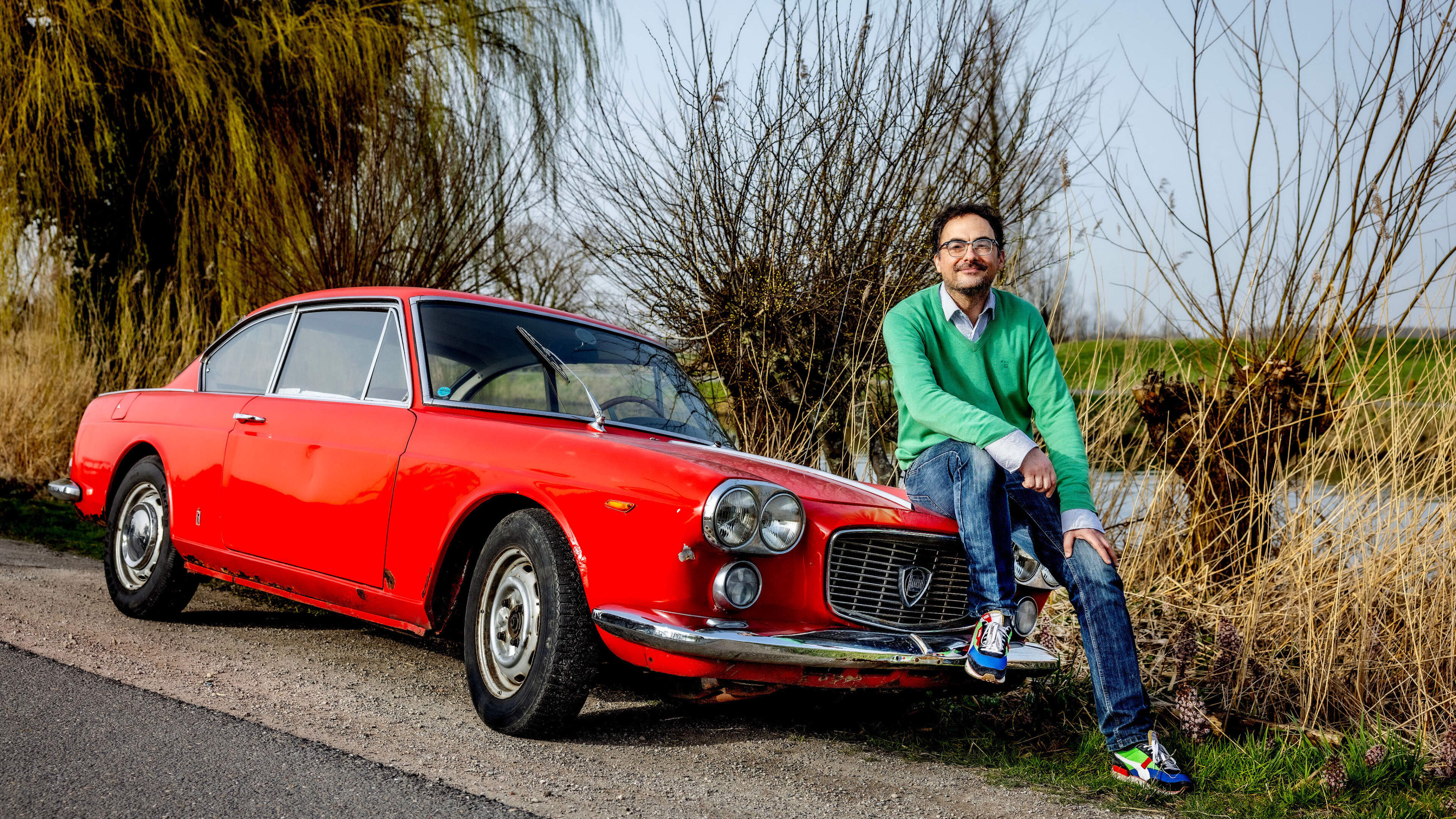 De vader van Arne (51) vluchtte voor de fiscus met zijn Lancia Flavia naar Malta: ’Als ode aan mijn vader kocht ik dezelfde auto’