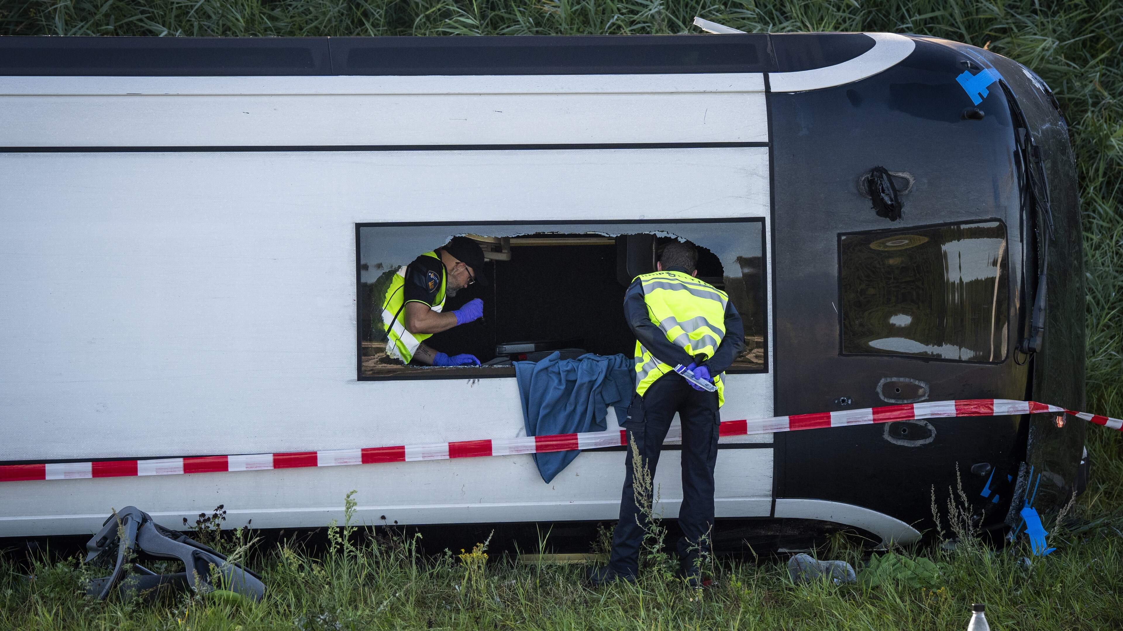 Chauffeur bestelbusje aan de dood ontsnapt bij ongeluk met bus Duitse school: ’Als je dít ziet, is het echt een wonder’