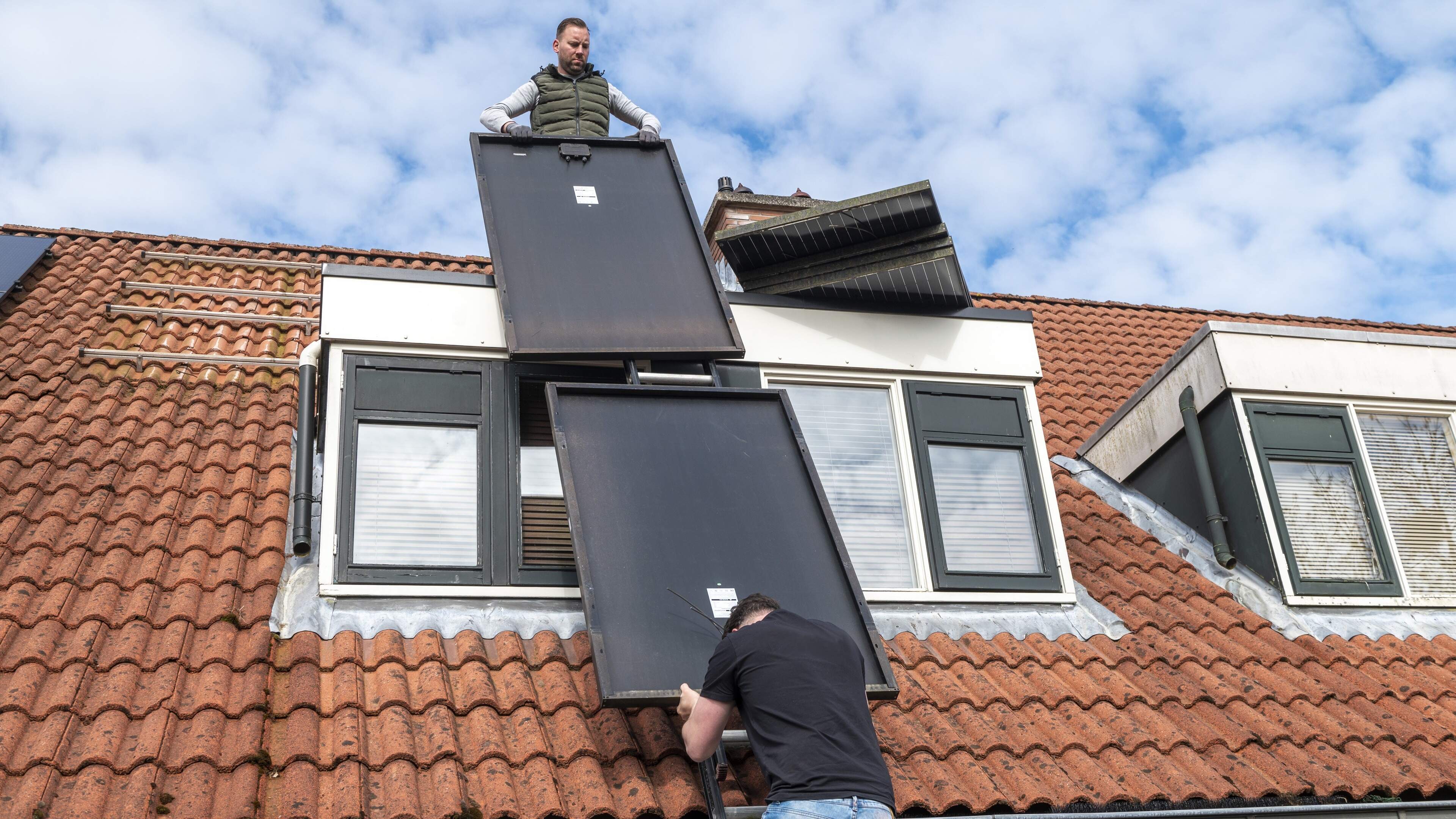 Zonnepanelen van het dak, airco kopen of investeren in thuisbatterij? Experts beantwoorden meestgestelde vragen over einde salderingsregeling