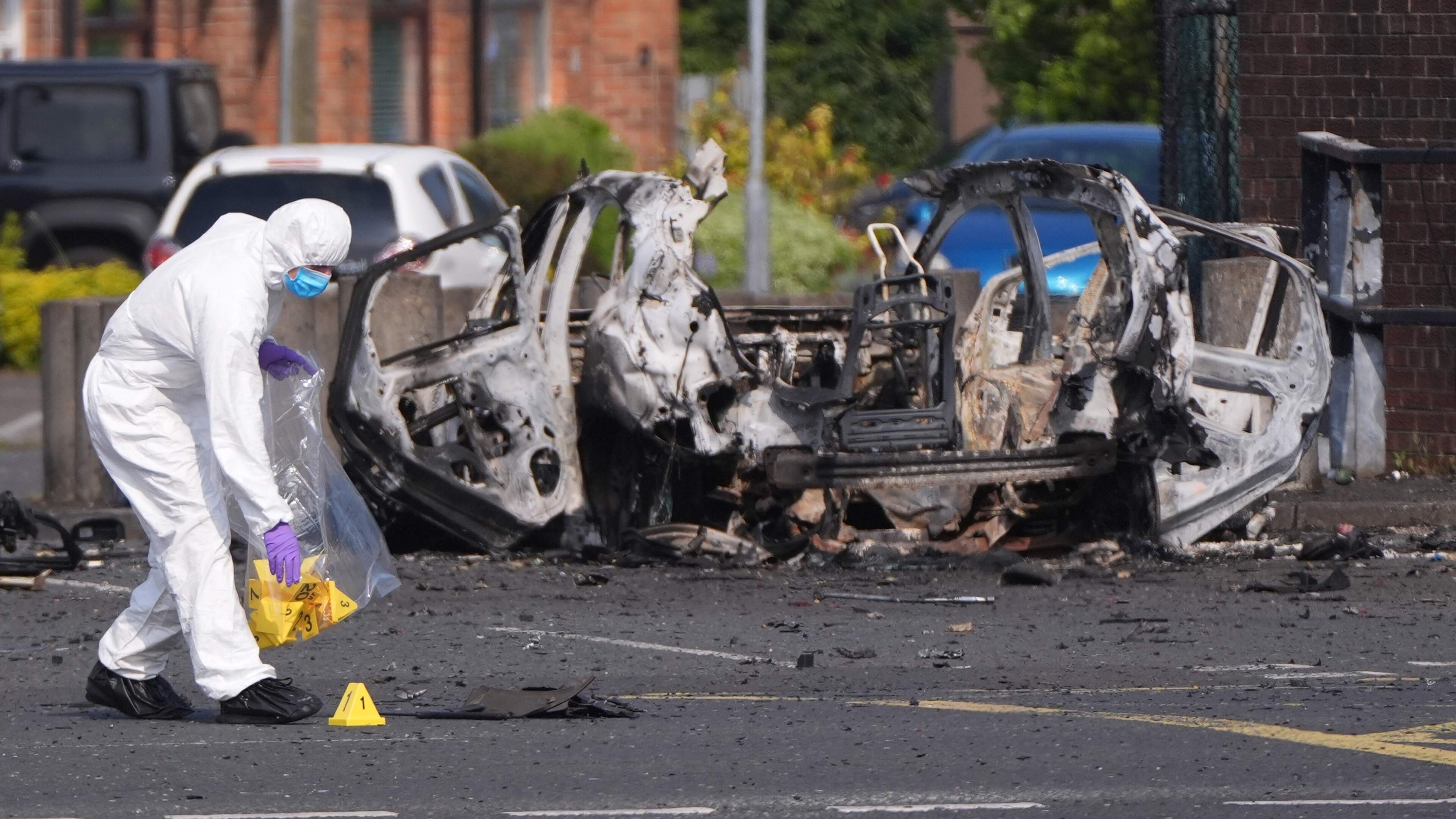 Man (66) opgepakt na autobom bij politiebureau in Belfast, New IRA eist aanslag op