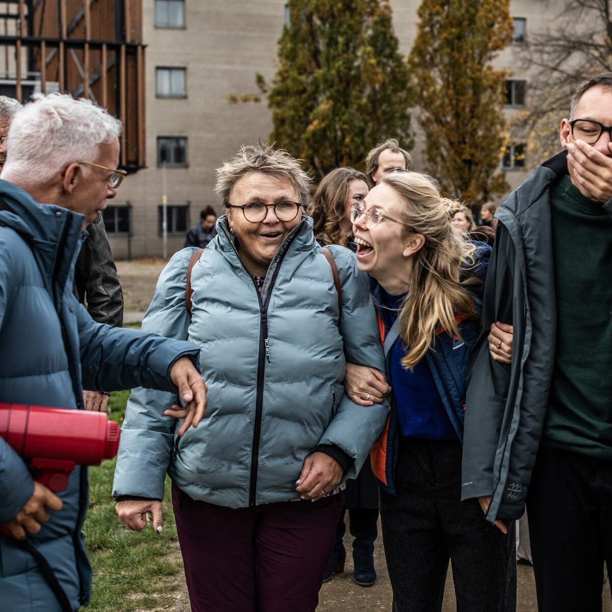 Orkestleden van de Jostiband. Tweede van links staat Evelien Biemond: „We mogen eindelijk een geheimpje verklappen.”