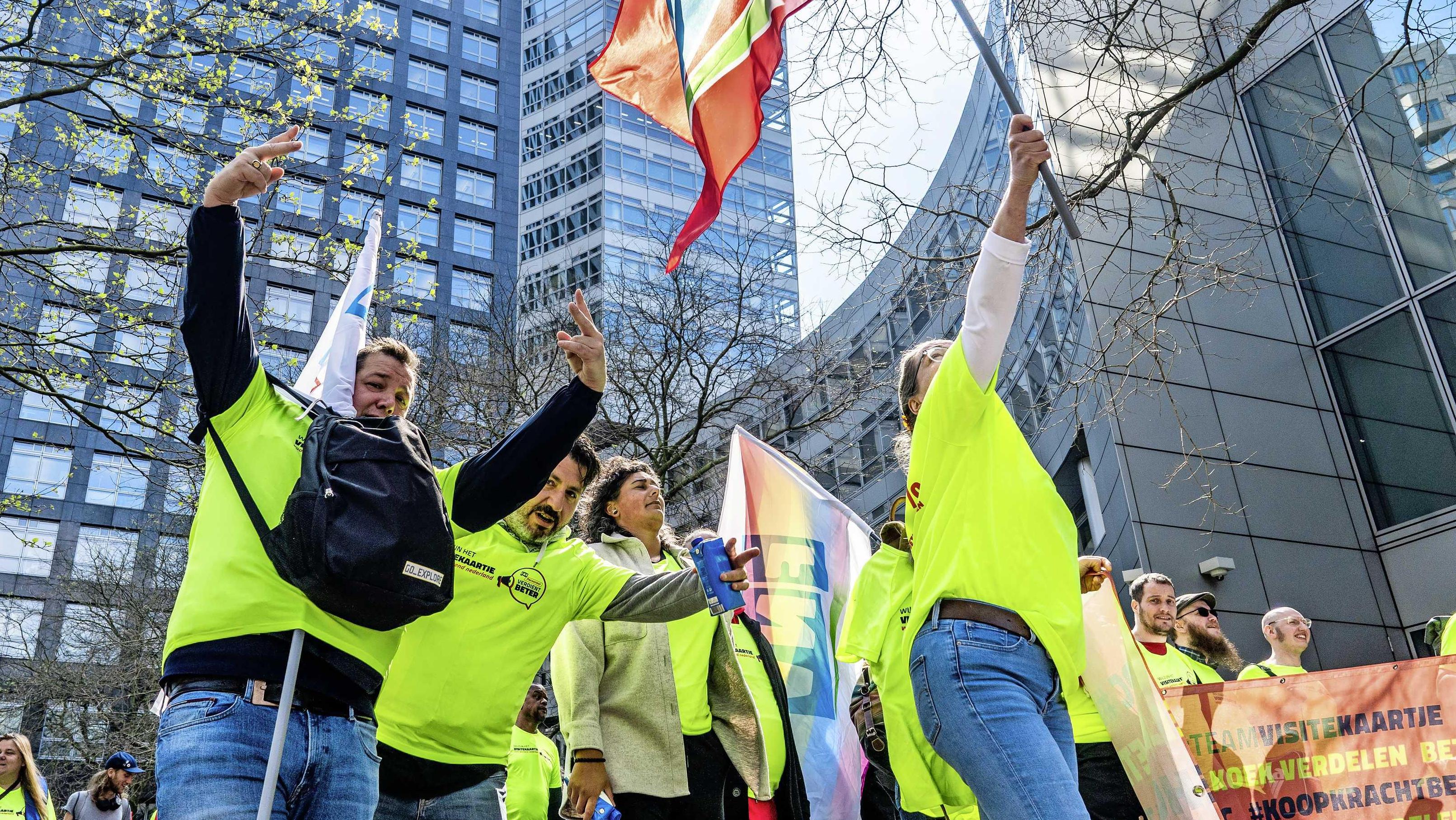 Het FNV-personeel staakte twee jaar geleden voor het eerst tegen de eigen top. Toen ging het om loon, later om ’interne veiligheid’. 