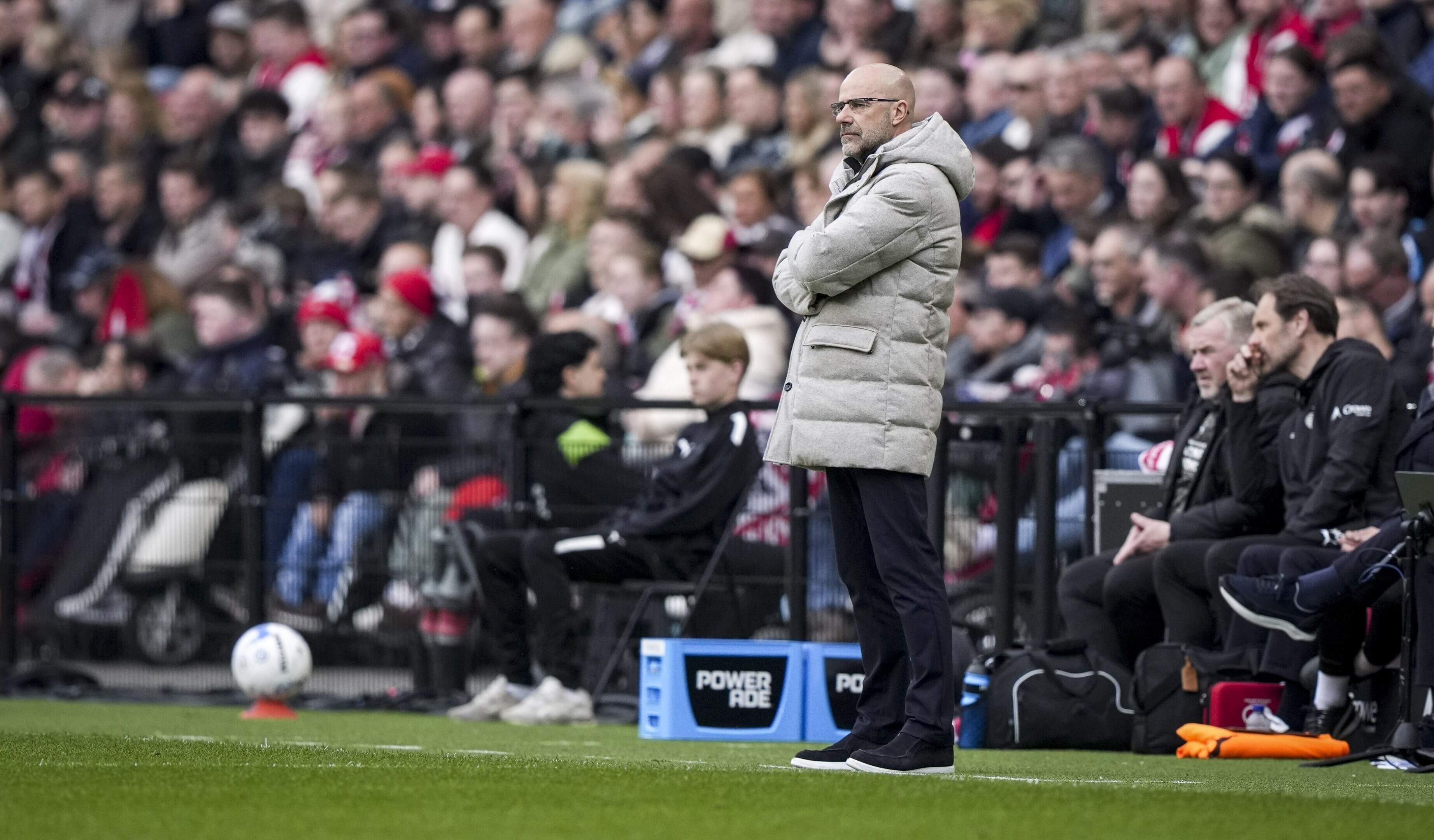 Bosz feest met de handrem erop vanwege blessure Schouten: ’Het ziet er niet goed uit’