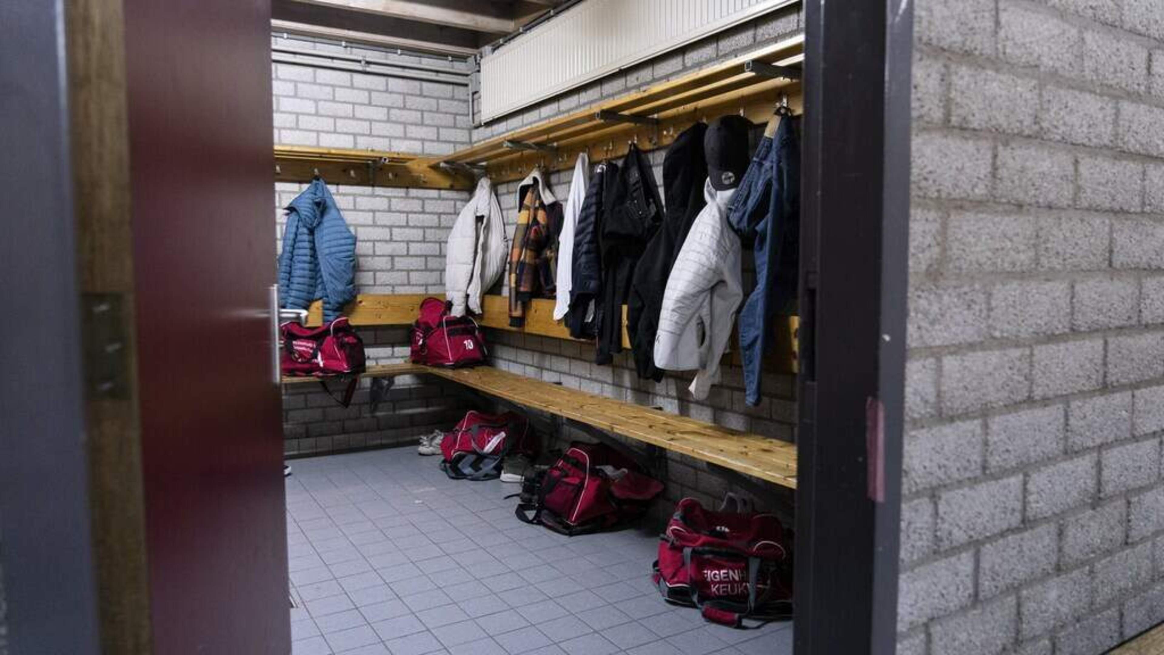 Voetbaltrainer krijgt 5 jaar cel voor filmen in kleedkamers