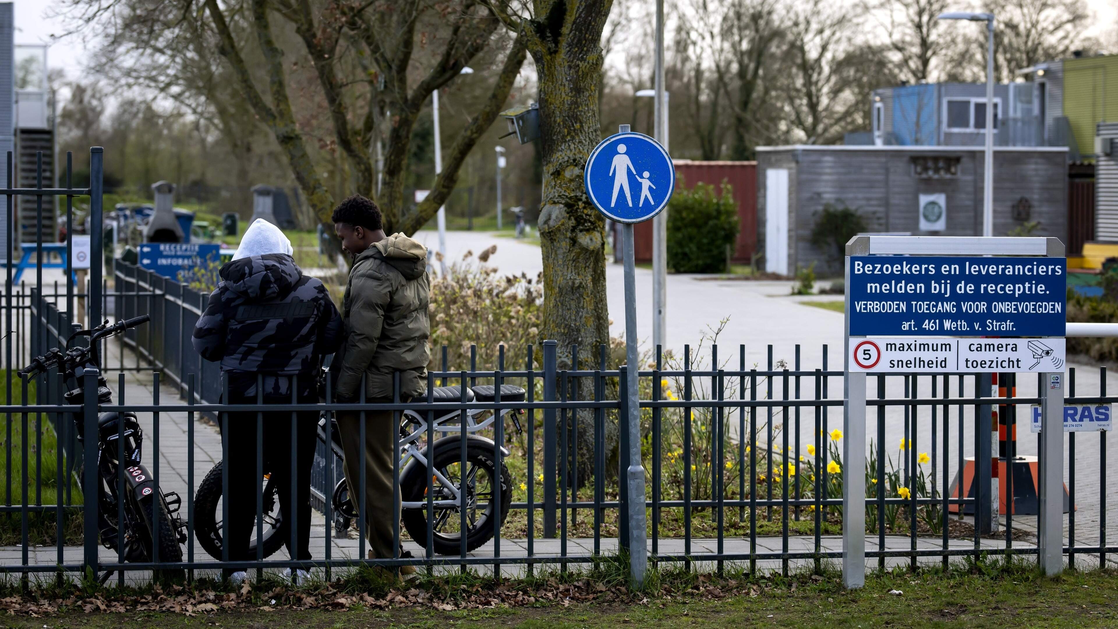 Ontruiming AZC in Hardenberg heeft geen ’topprioriteit’, blijkt uit gelekte memo: gemeente reageert ontsteld