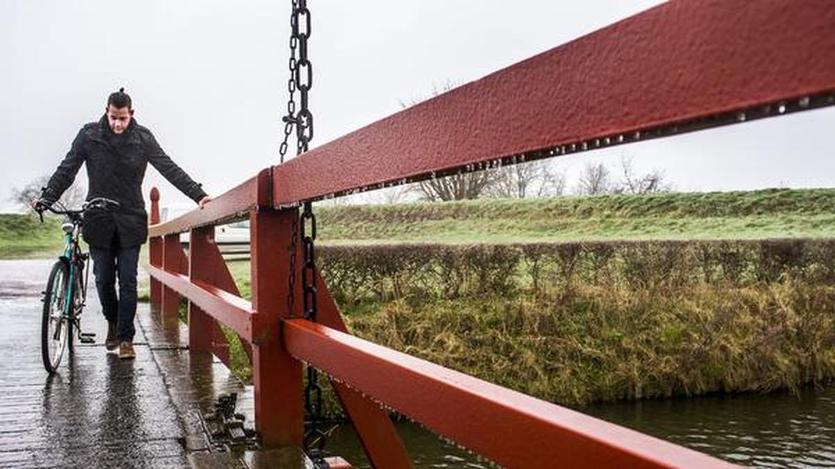 Op onder andere fietspaden en bruggen kan het glad worden.