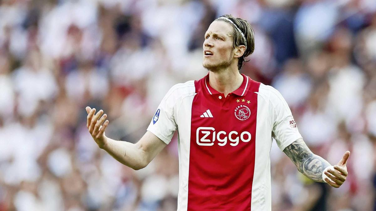 Wout Weghorst weet niet wat hem en Ajax overkomt in de ArenA.