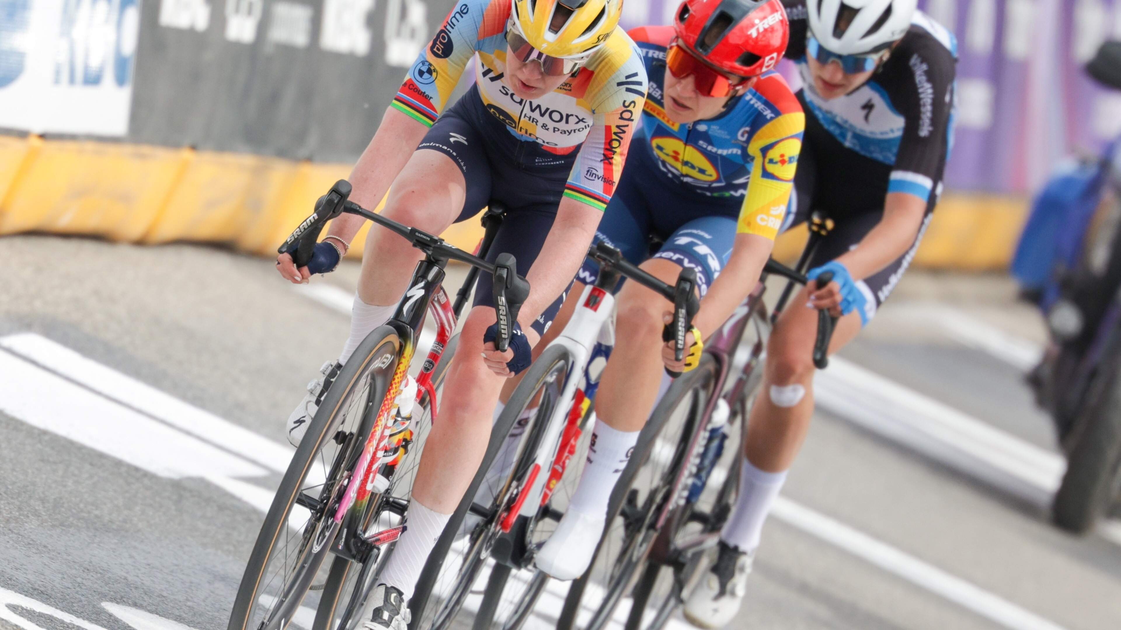 Anna van der Breggen en Loes Adegeest vergooien ruime marge in slotkilometers: Célia Gery wint Brabantse Pijl