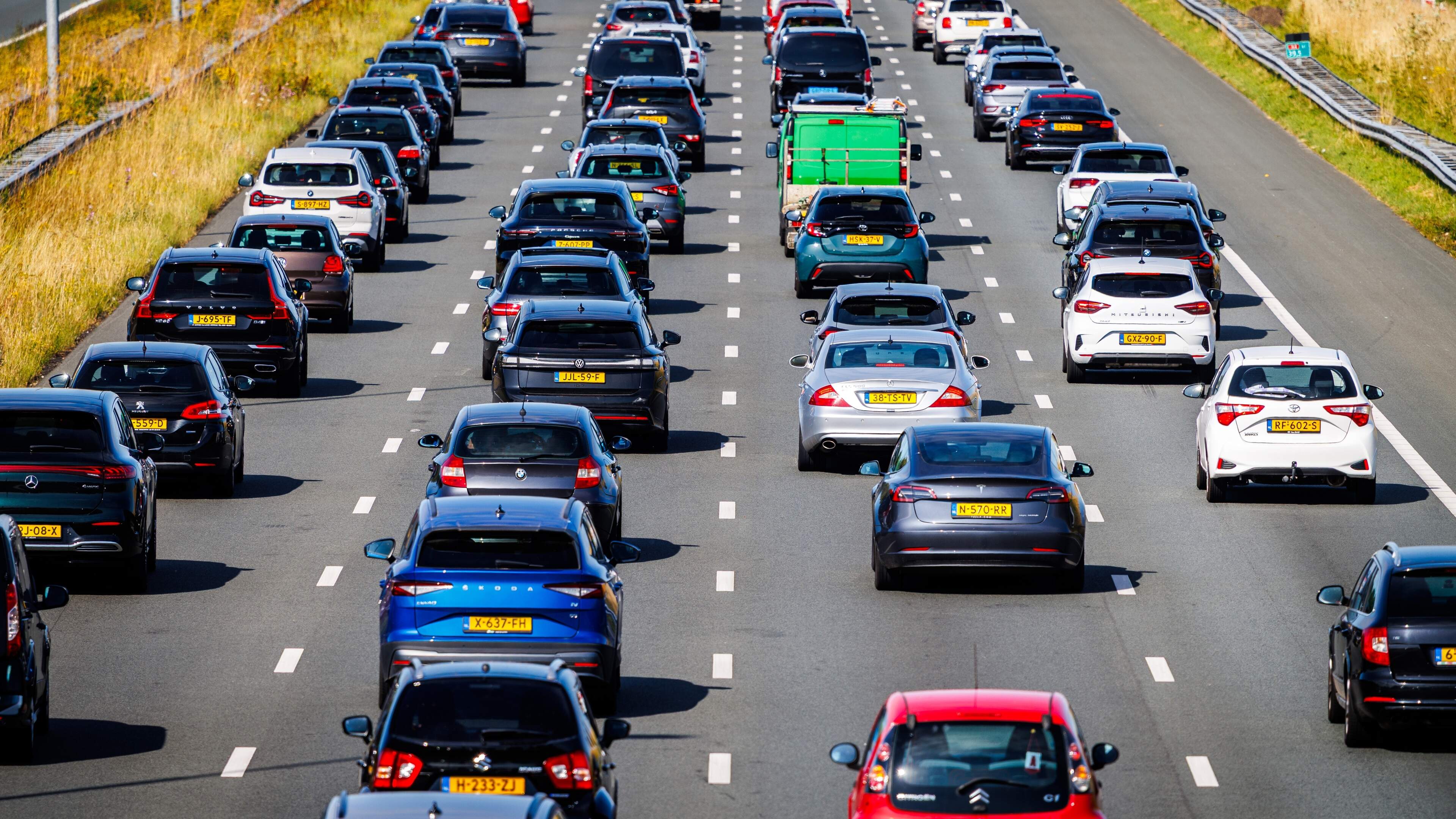 Snijden in uitbreiding van wegen gaat weggebruikers pijn doen: ’16 miljoen file-uren per jaar terwijl miljarden in onrendabel ov gaan’ — Netherlands