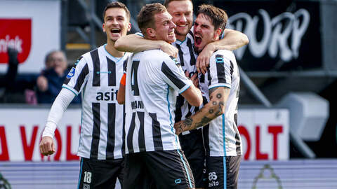 De spelers van Heracles Almelo hebben een heerlijke zondag, met een 8-2 overwinning op PEC Zwolle.