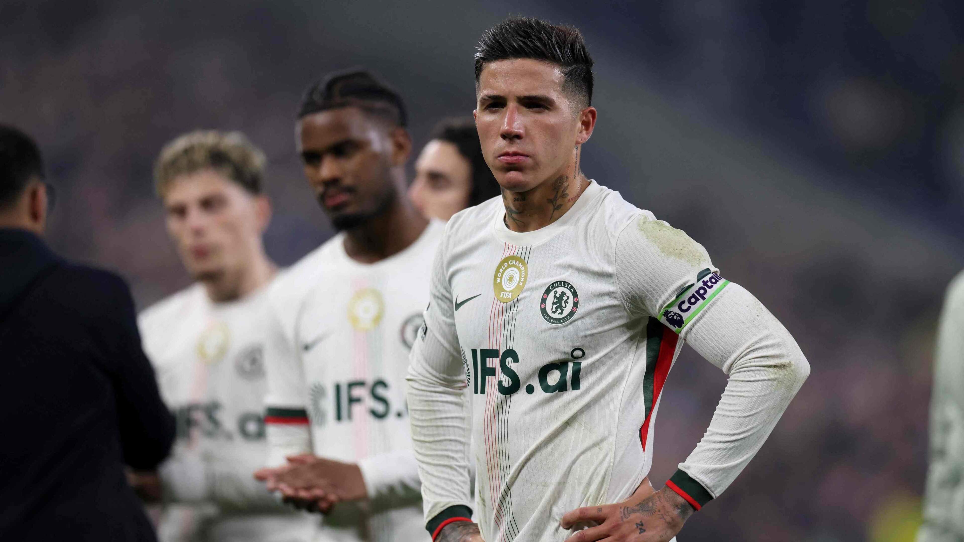 Chelsea zet vice-aanvoerder Enzo Fernandez voor twee duels uit de selectie na flirt met Real Madrid