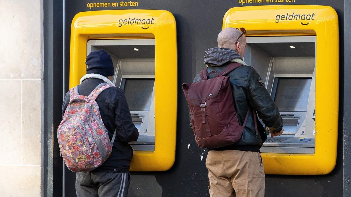 Geld Inzamelbus Geld opnemen met buitenlandse bankpas kost voortaan poen: ’Wat is dit ...