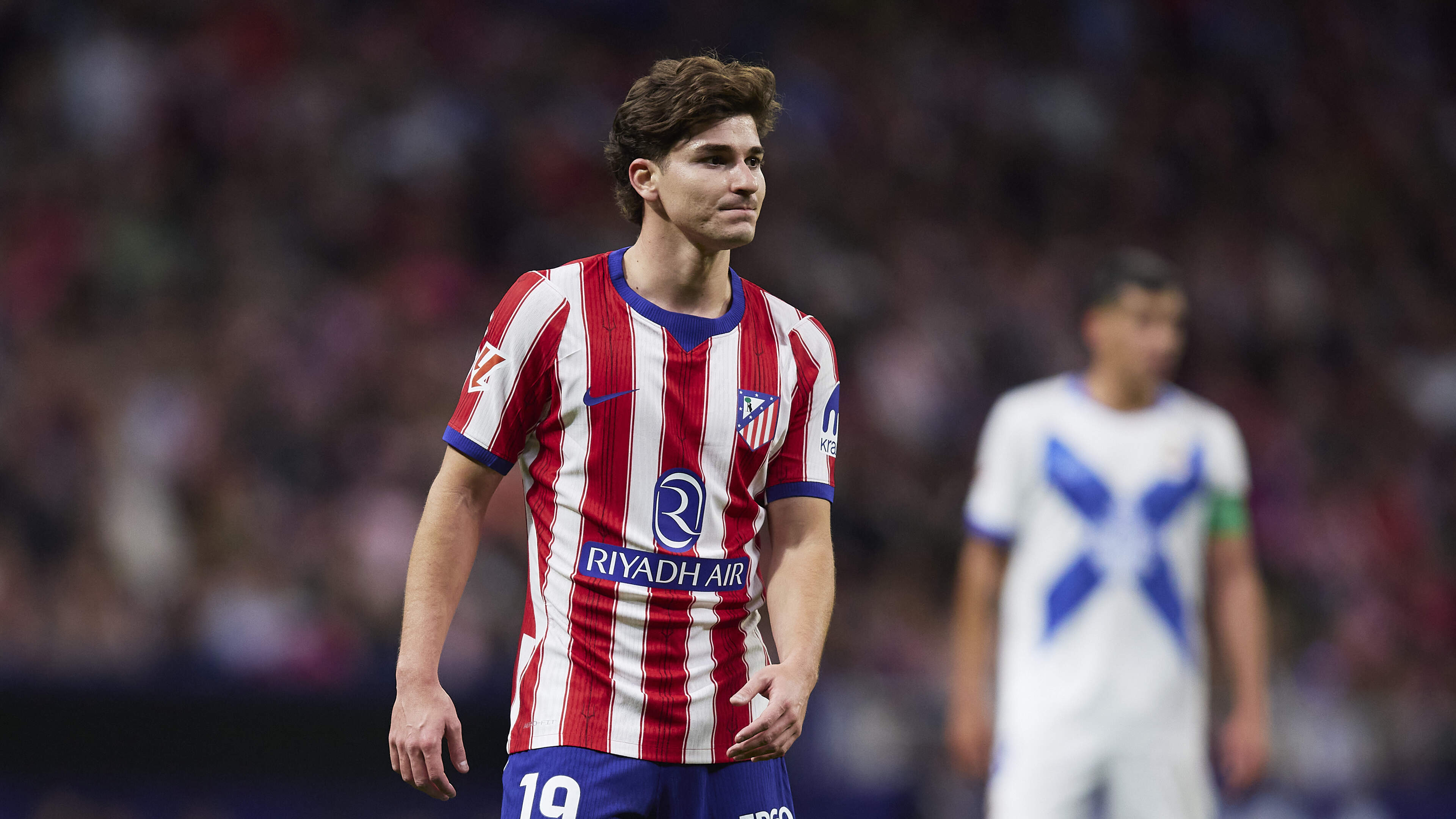 FC Barcelona moet lachwekkende boete betalen wegens onreglementair ’geflirt’ met Julian Alvarez