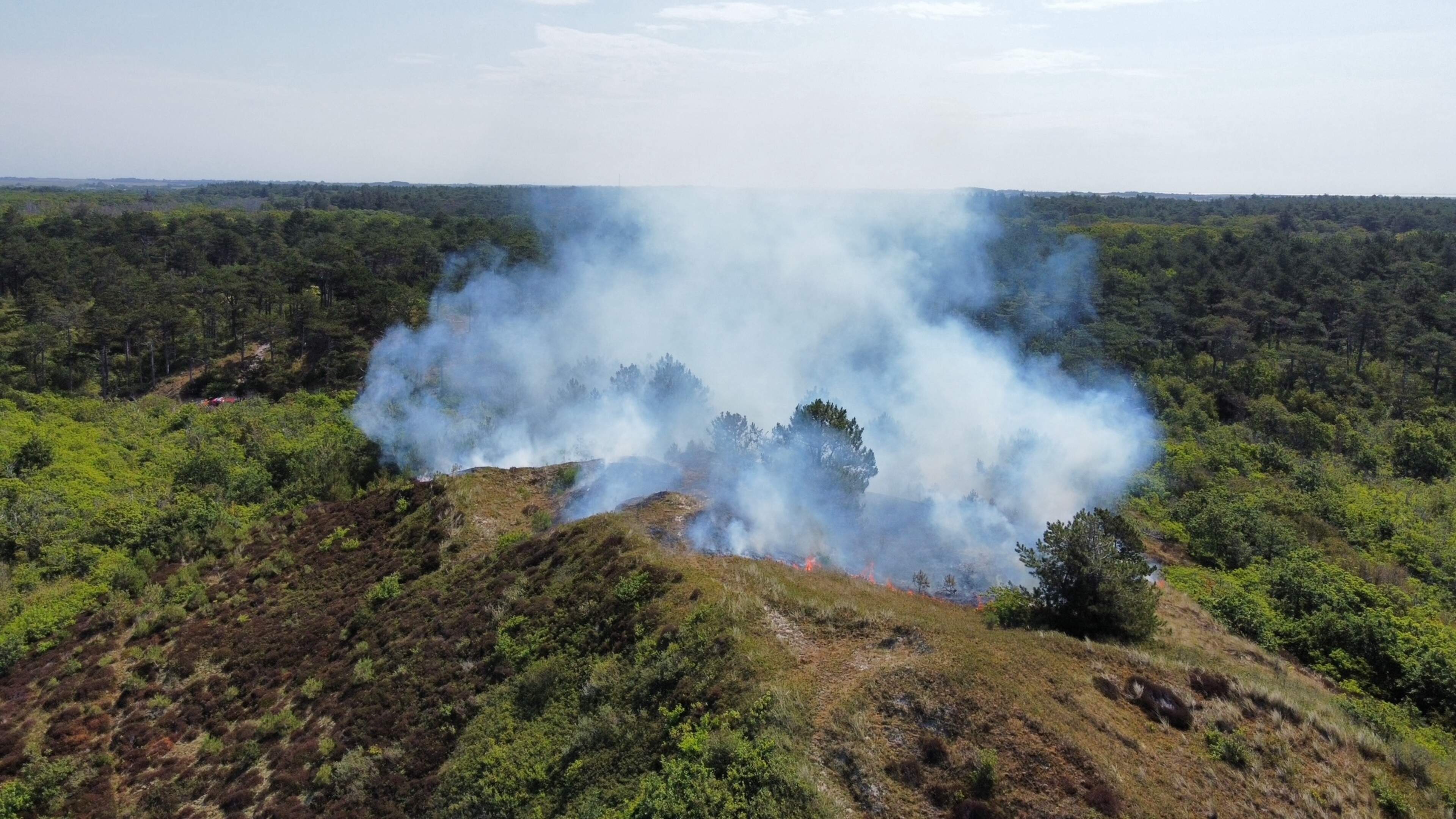 LIVE | Forse natuurbrand op Texel, extra brandweerlieden van het vasteland opgeroepen