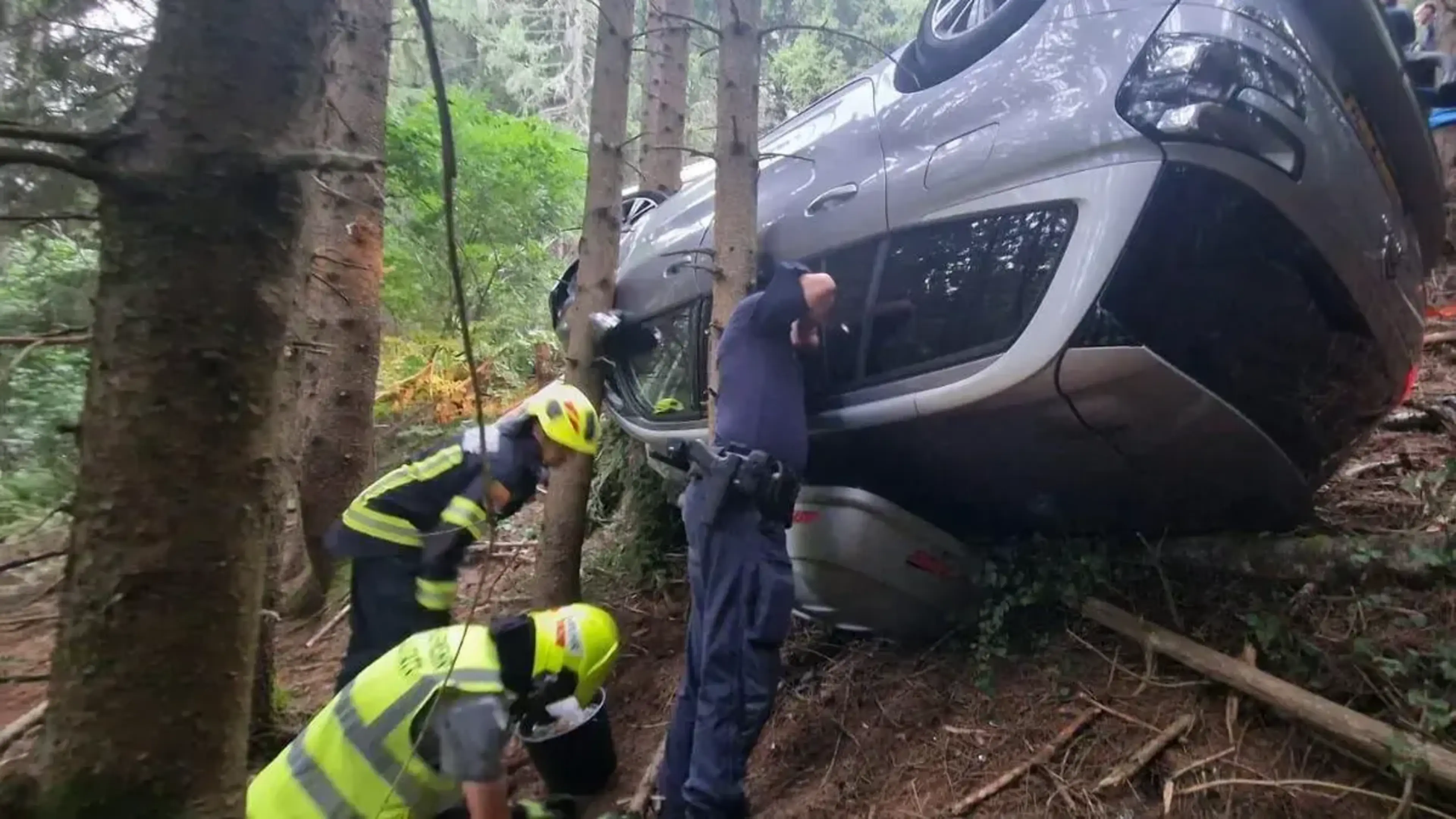 Nederlands gezin crasht met auto in Oostenrijk en komt ondersteboven in bos terecht: ’Remmen raakten oververhit’