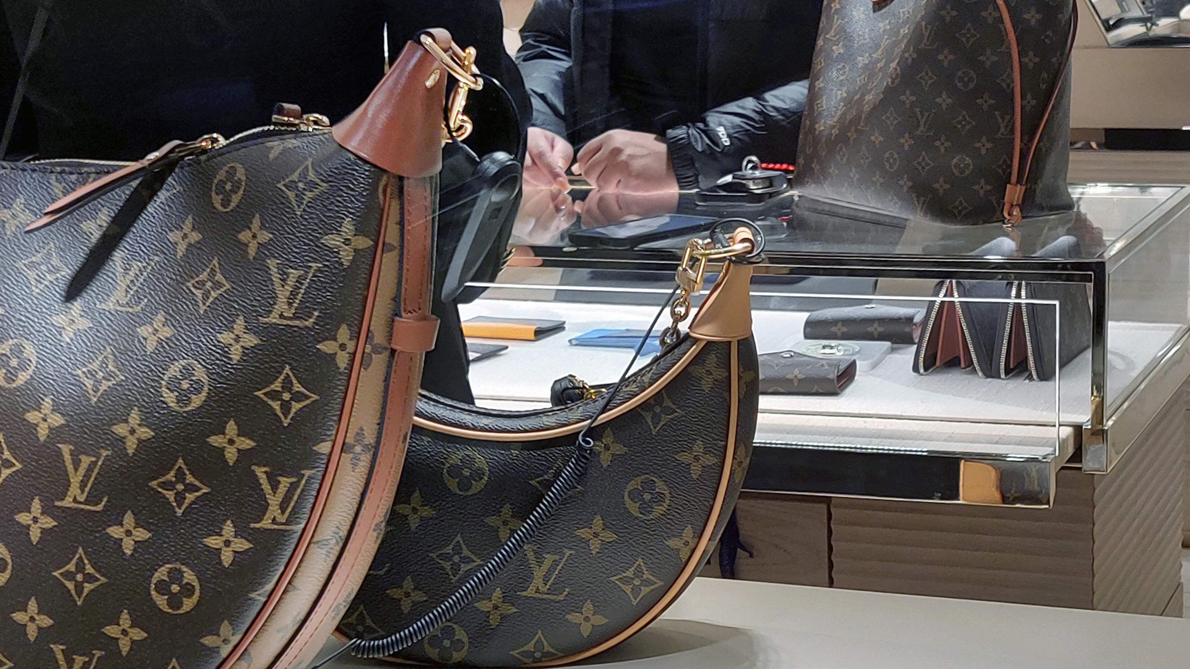 Mantelzorger kocht Louis Vuitton-tas en Range Rover met geld van oude man en moet nu ruim 900.000 euro terugbetalen