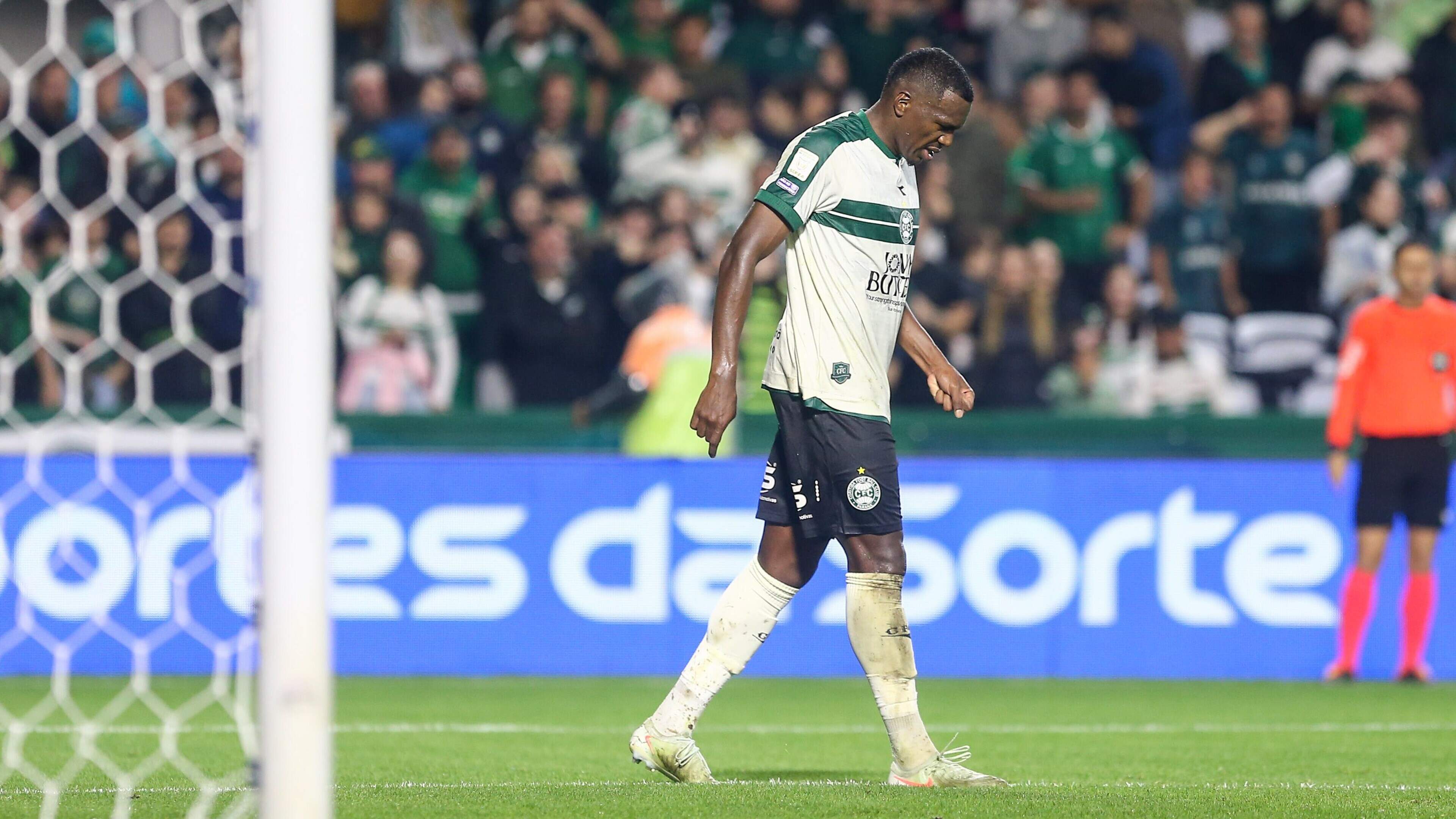 Wat een pech: Braziliaanse speler scoort, verdwijnt in tunnel, raakt geblesseerd én ziet doelpunt afgekeurd worden
