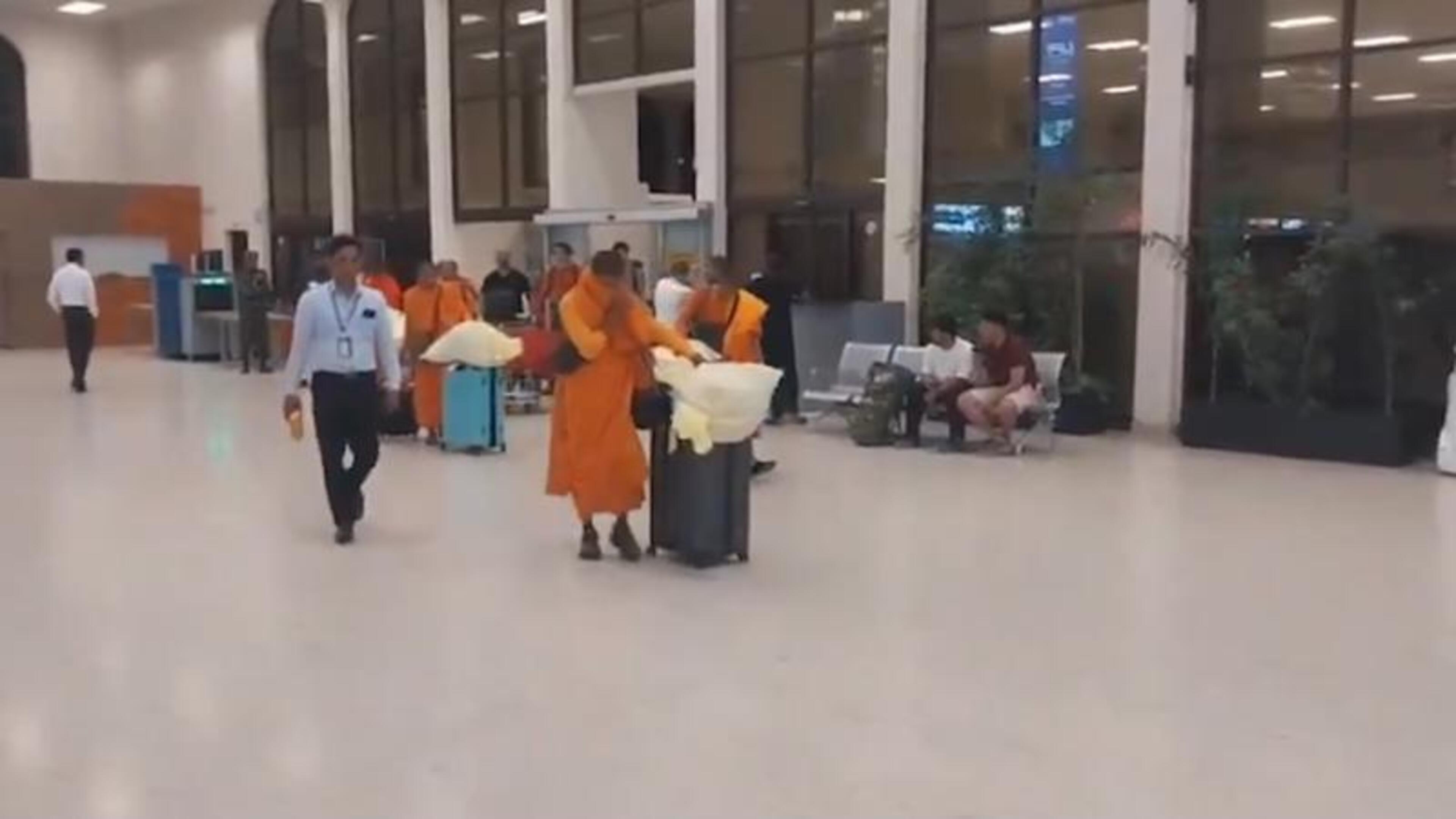 Boeddhistische monniken opgepakt met 110 kilo drugs op luchthaven