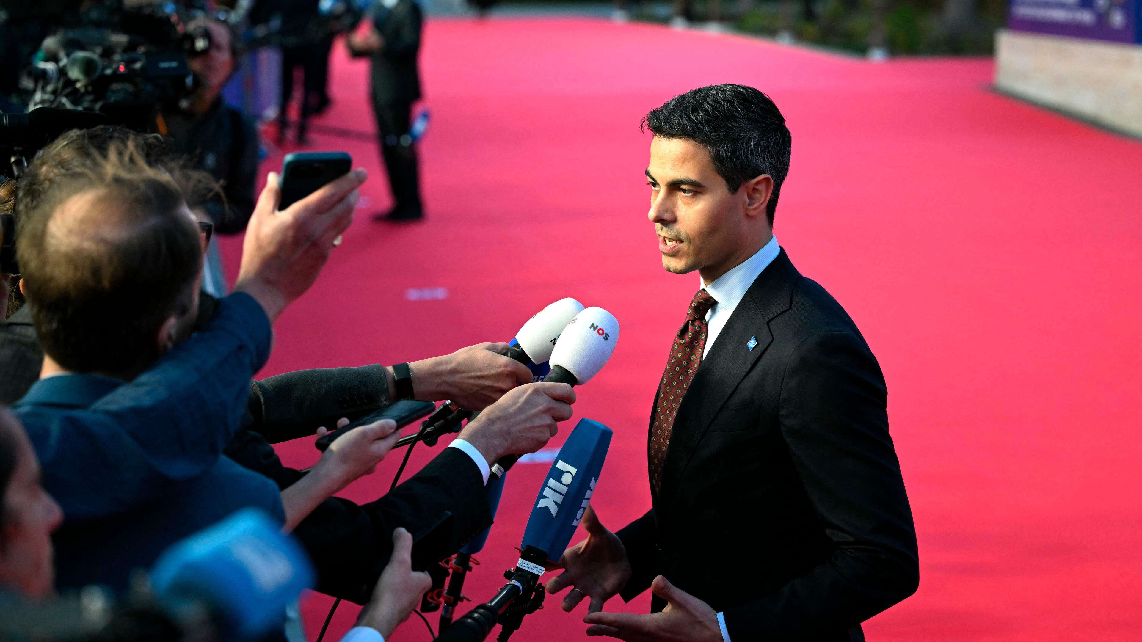 Jetten bijt van zich af en verzet zich keihard tegen Brussels miljardenfestijn: ’Bedrag moet fors naar beneden’